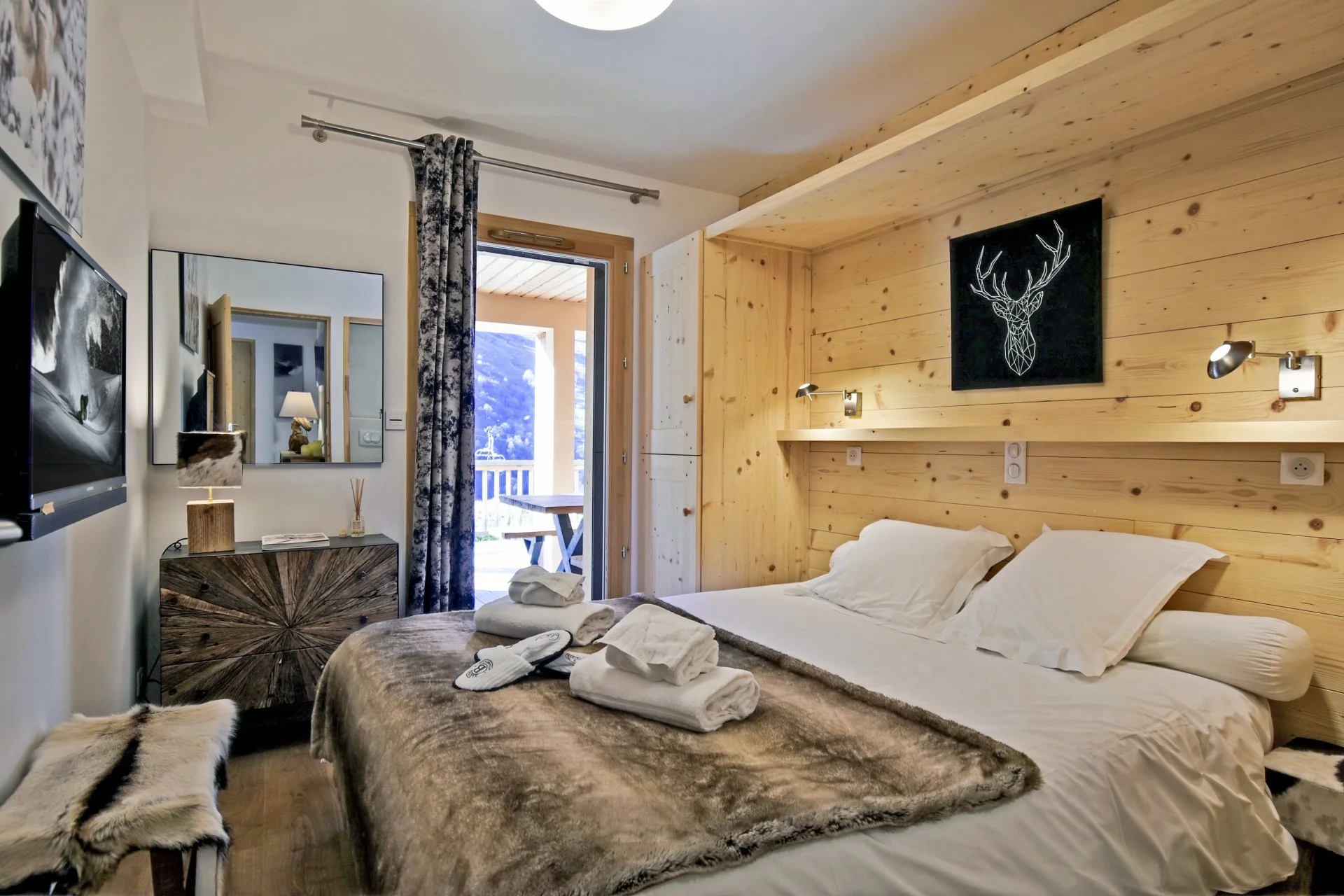 Des chambres cosy et entièrement équipées complètent cet appartement, idéal pour un investissement locatif ou familial. La vente et le suivi sont supervisés par l’agence locale HOME SUMMIT aux Menuires.