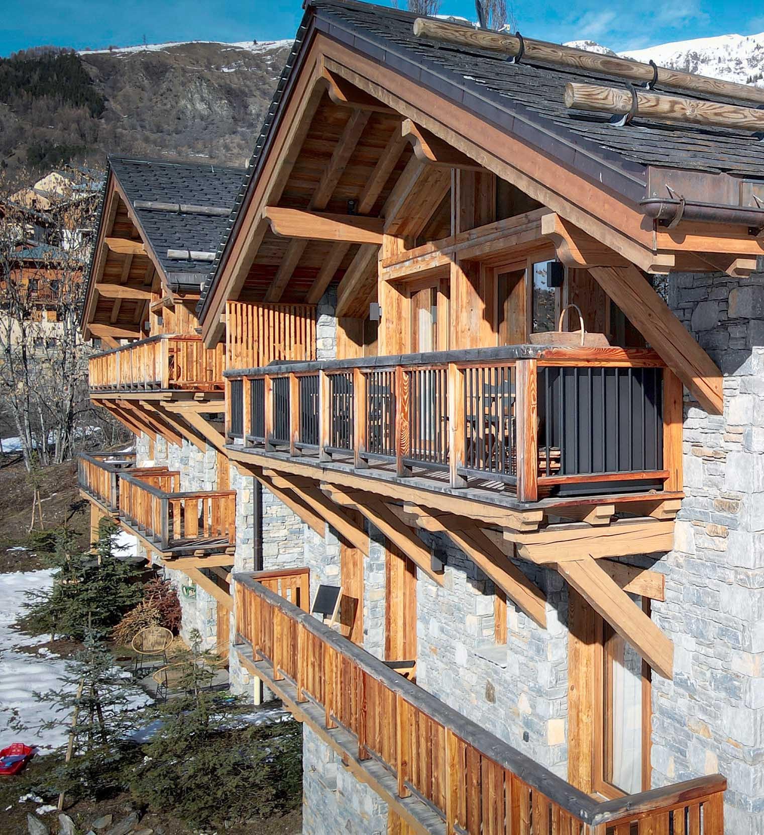 Résidence de prestige proposée à la vente par HOME SUMMIT, alliant charme savoyard, prestations haut de gamme et cadre exceptionnel au pied des montagnes.