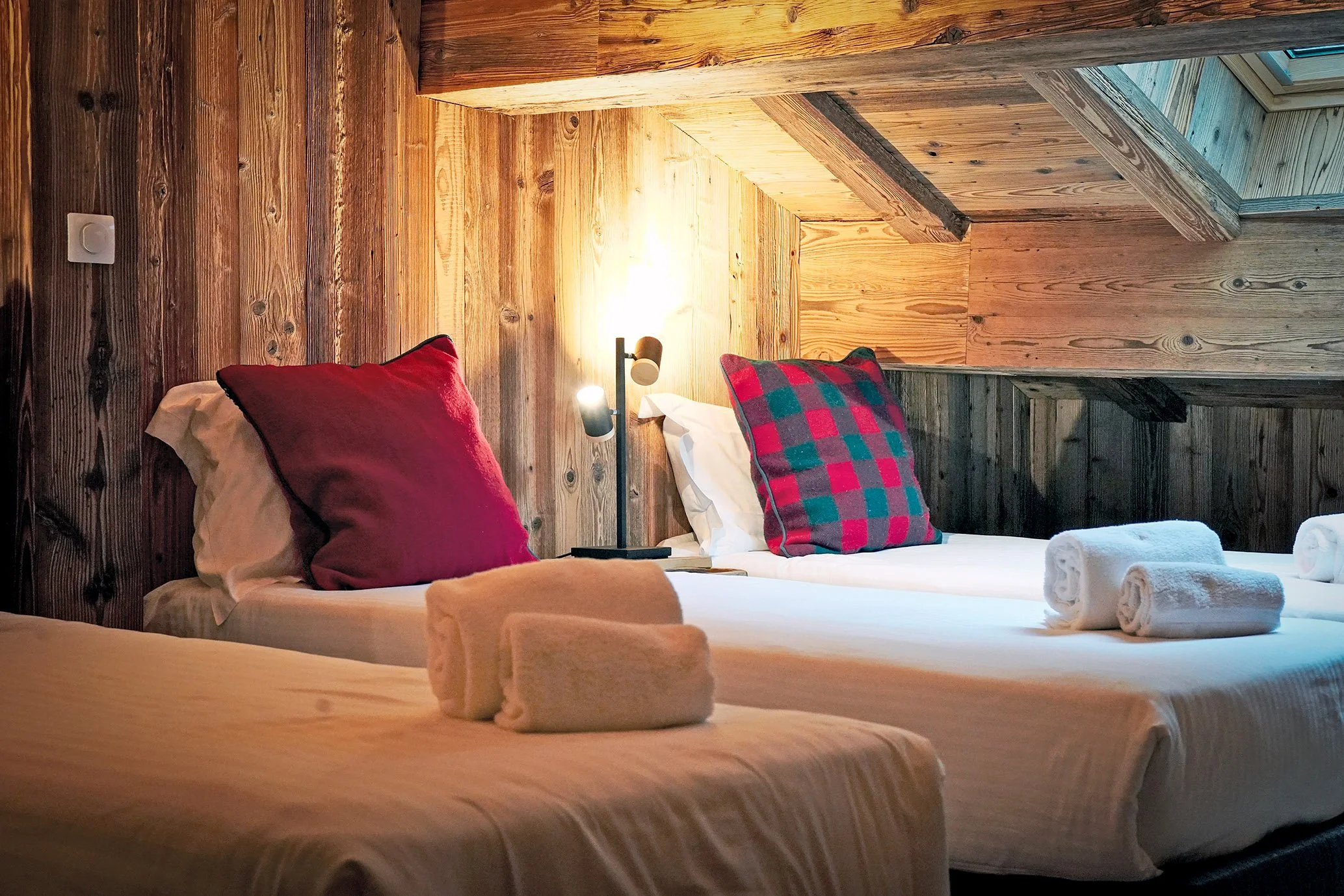 Ce chalet à vendre dispose d’un dortoir sous les toits avec 3 lits simples, entièrement rénové avec du vieux bois pour conserver charme et authenticité savoyarde.