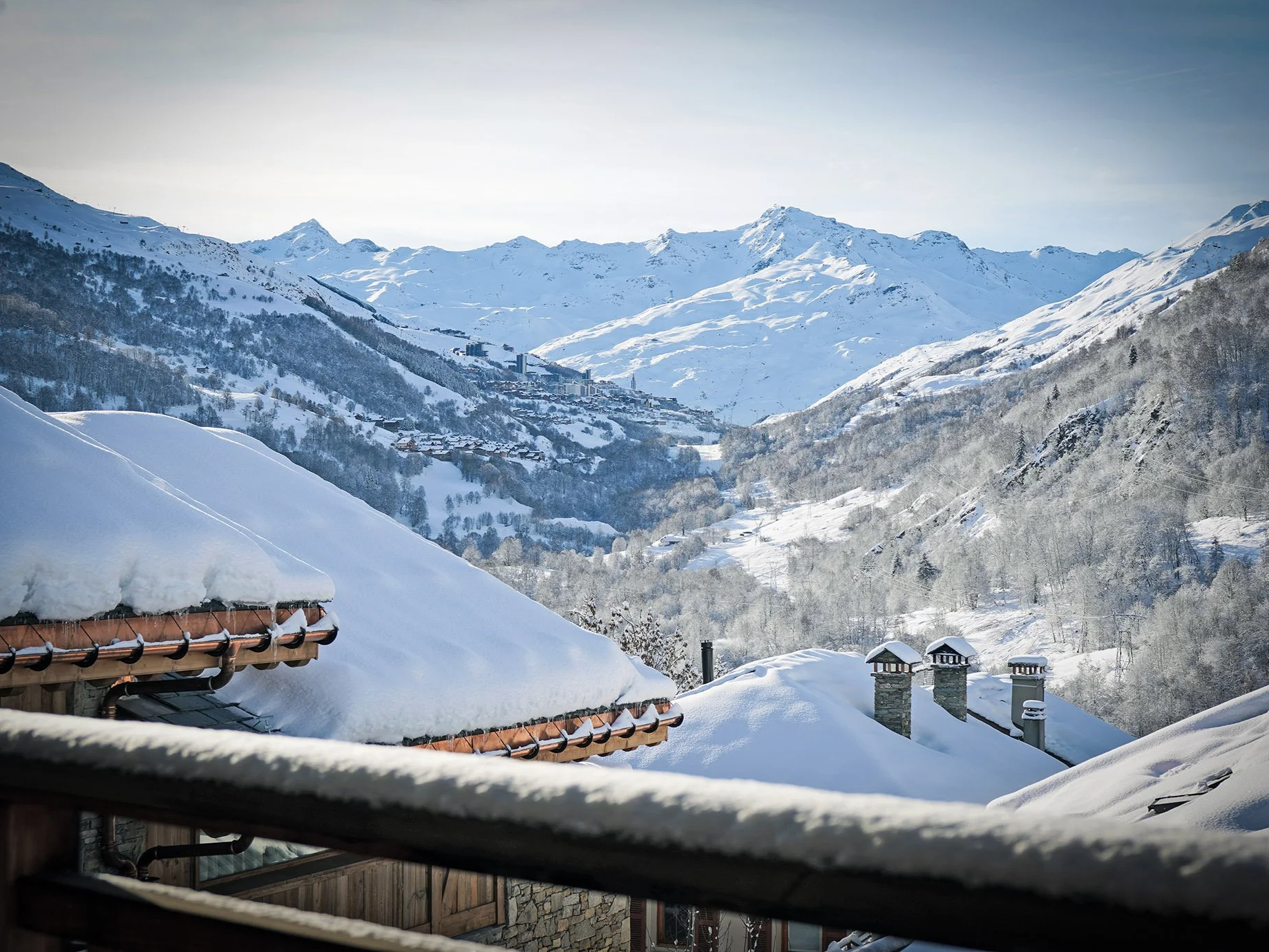 Vue dégagée sur les sommets et le domaine des 3 Vallées depuis un chalet à vendre à Saint-Martin-de-Belleville, idéal pour une résidence secondaire ou un investissement immobilier proposé par HOME SUMMIT.