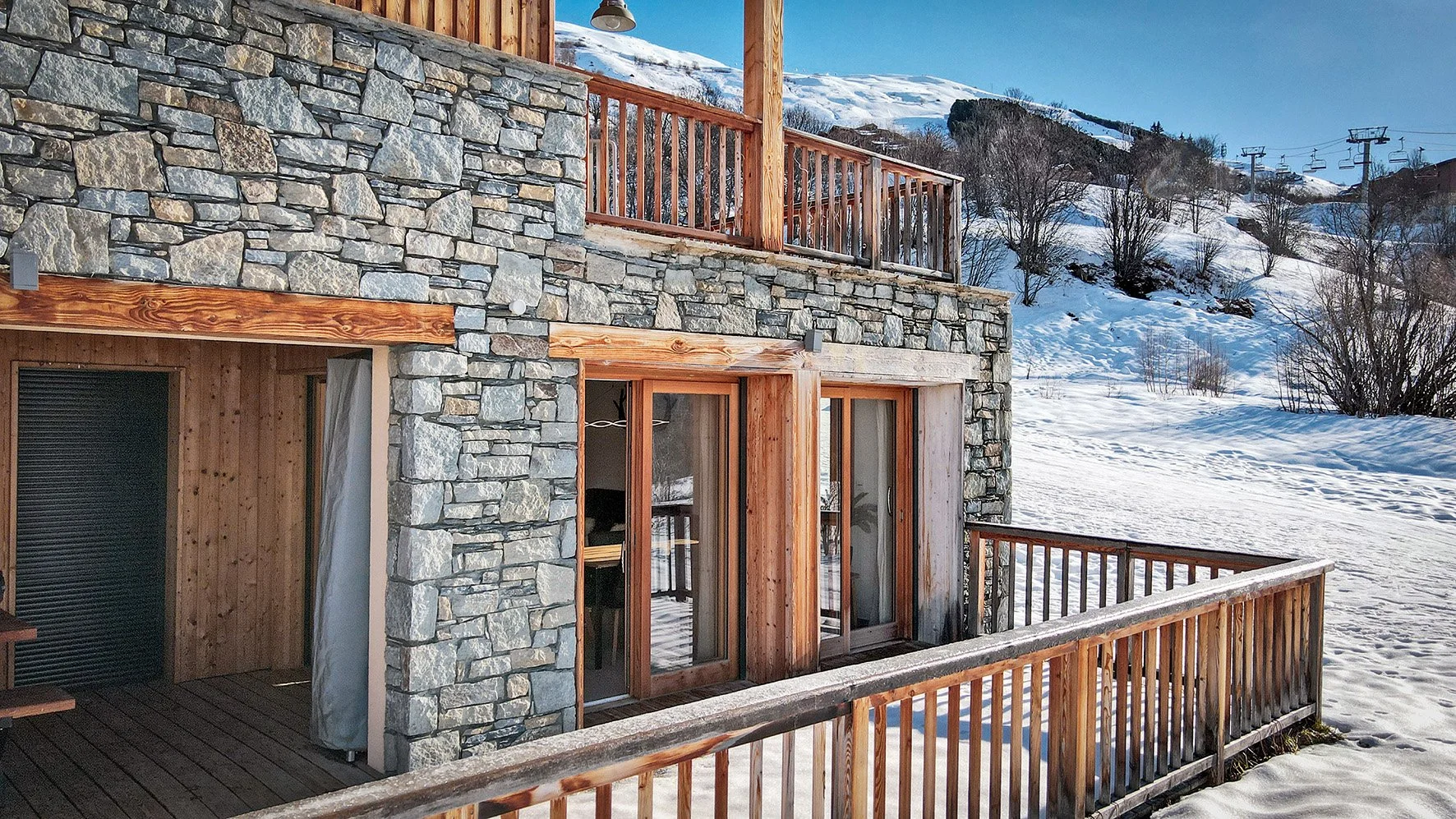 L’agence immobilière HOME SUMMIT vous présente cet appartement haut de gamme à vendre aux pieds des pistes du domaine skiable des Vallées, avec des prestations de qualité pour tout l’aménagement intérieur.