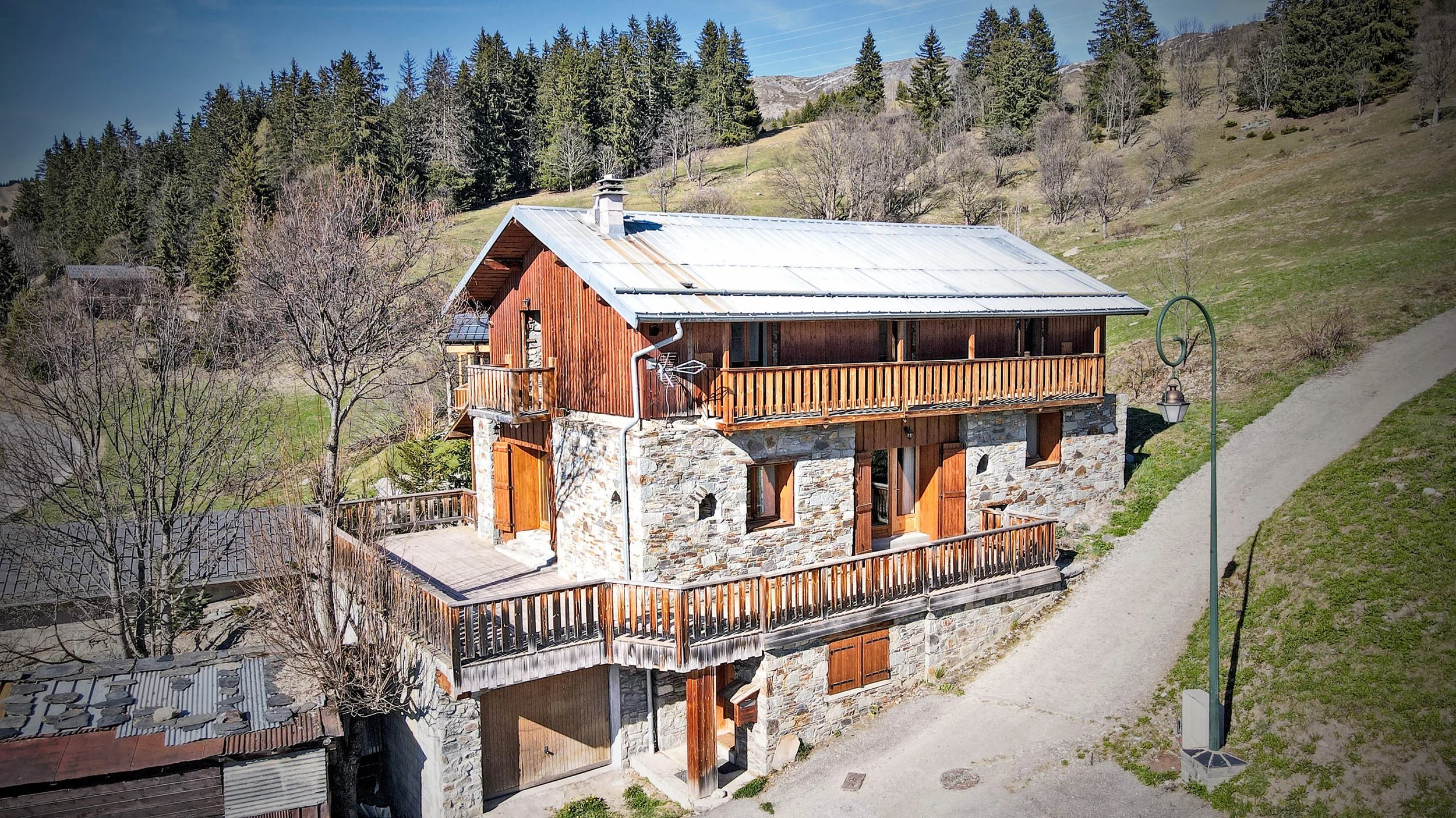 Chalet en pierre et bois à vendre à Saint-Martin-de-Belleville avec fort potentiel de rénovation, investissement immobilier proposé par HOME SUMMIT avec l’accompagnement de HOME DATA.