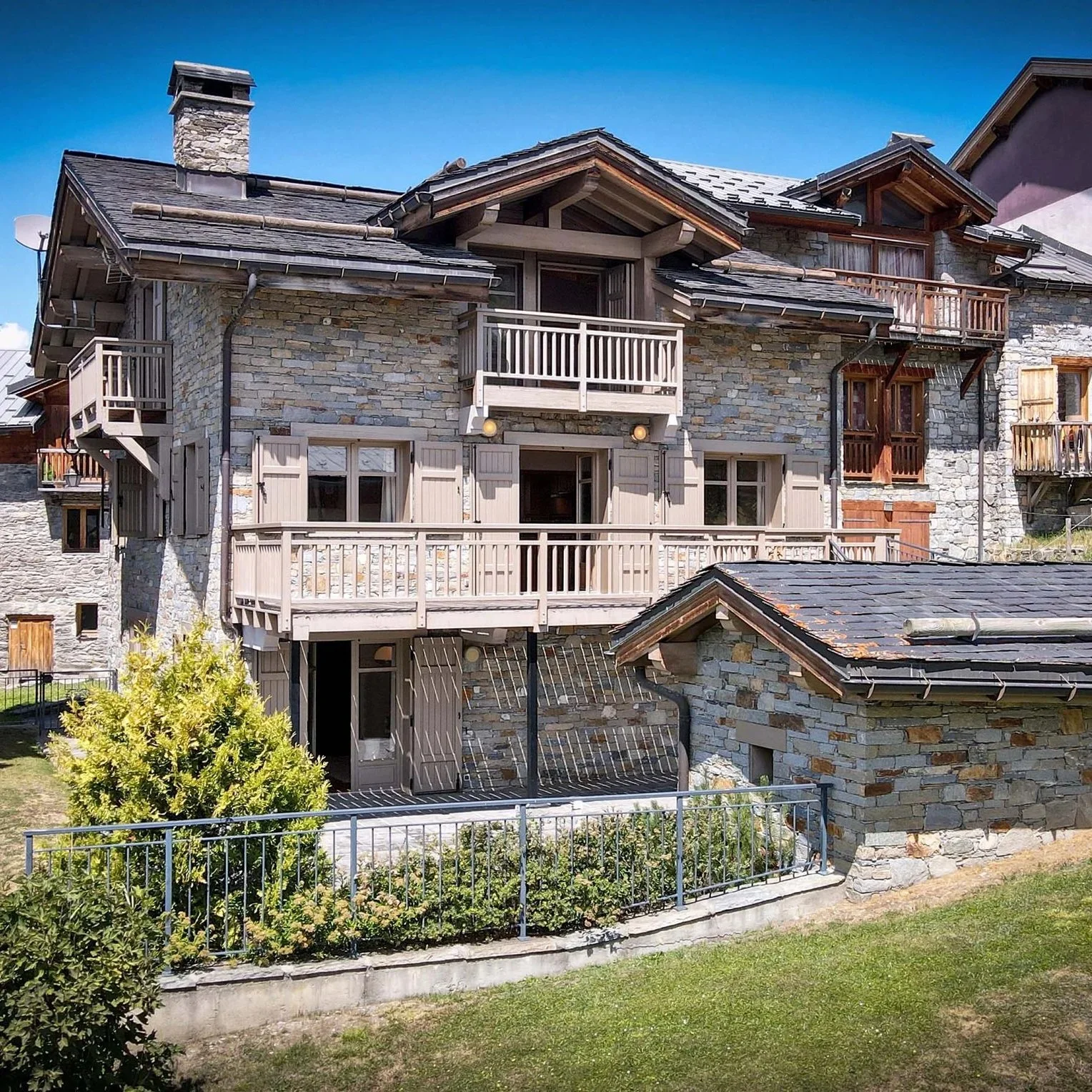 Chalet savoyard en pierre à vendre à Saint-Martin-de-Belleville, avec balcons, jardin et dépendance au cœur des 3 Vallées – HOME SUMMIT immobilier
