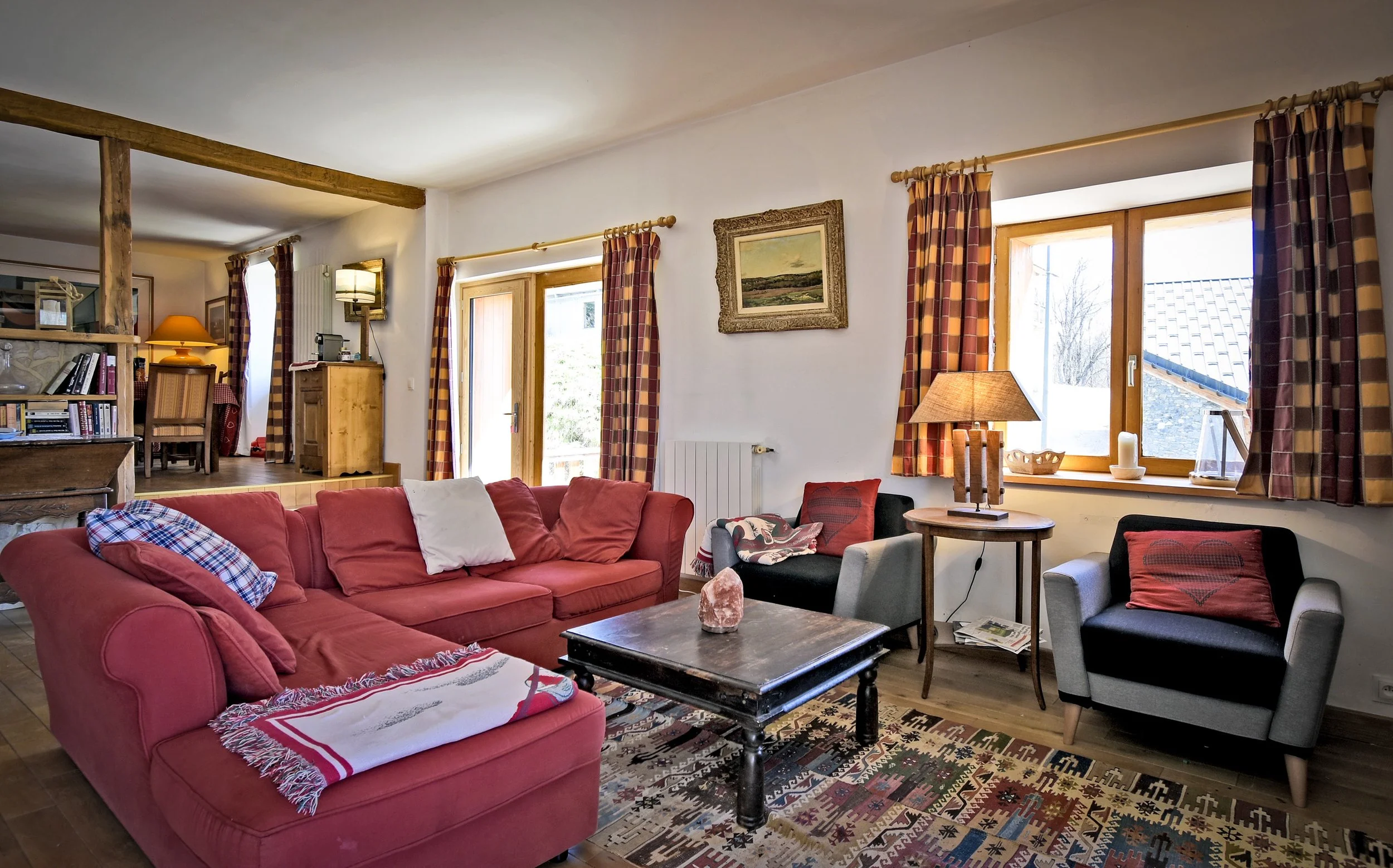 Salon lumineux d’un chalet à vendre à Saint-Martin-de-Belleville, bien de montagne proposé par HOME SUMMIT, agence immobilière spécialisée dans l’achat et la vente de chalets dans la vallée des Belleville.