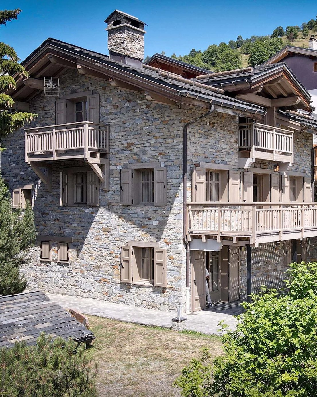 Façade en pierre et bois du chalet à vendre aux Granges, près de Saint-Martin-de-Belleville – HOME SUMMIT