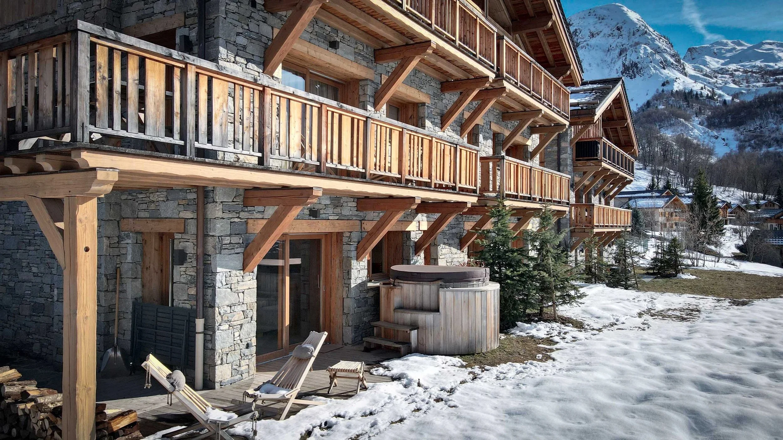 Terrasse et façade de la résidence d’un appartement de 93 m² à vendre à Saint-Martin-de-Belleville avec vue montagne
