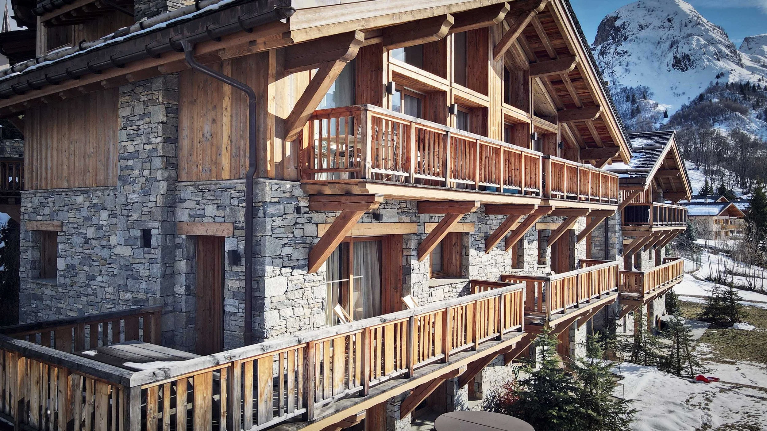 Vue d’un appartement en duplex, exemple pour ce projet immobilier haut de gamme de résidences à vendre à Saint-Martin-de-Belleville, avec accompagnement supervisé par l’agence immobilière indépendante HOME SUMMIT.