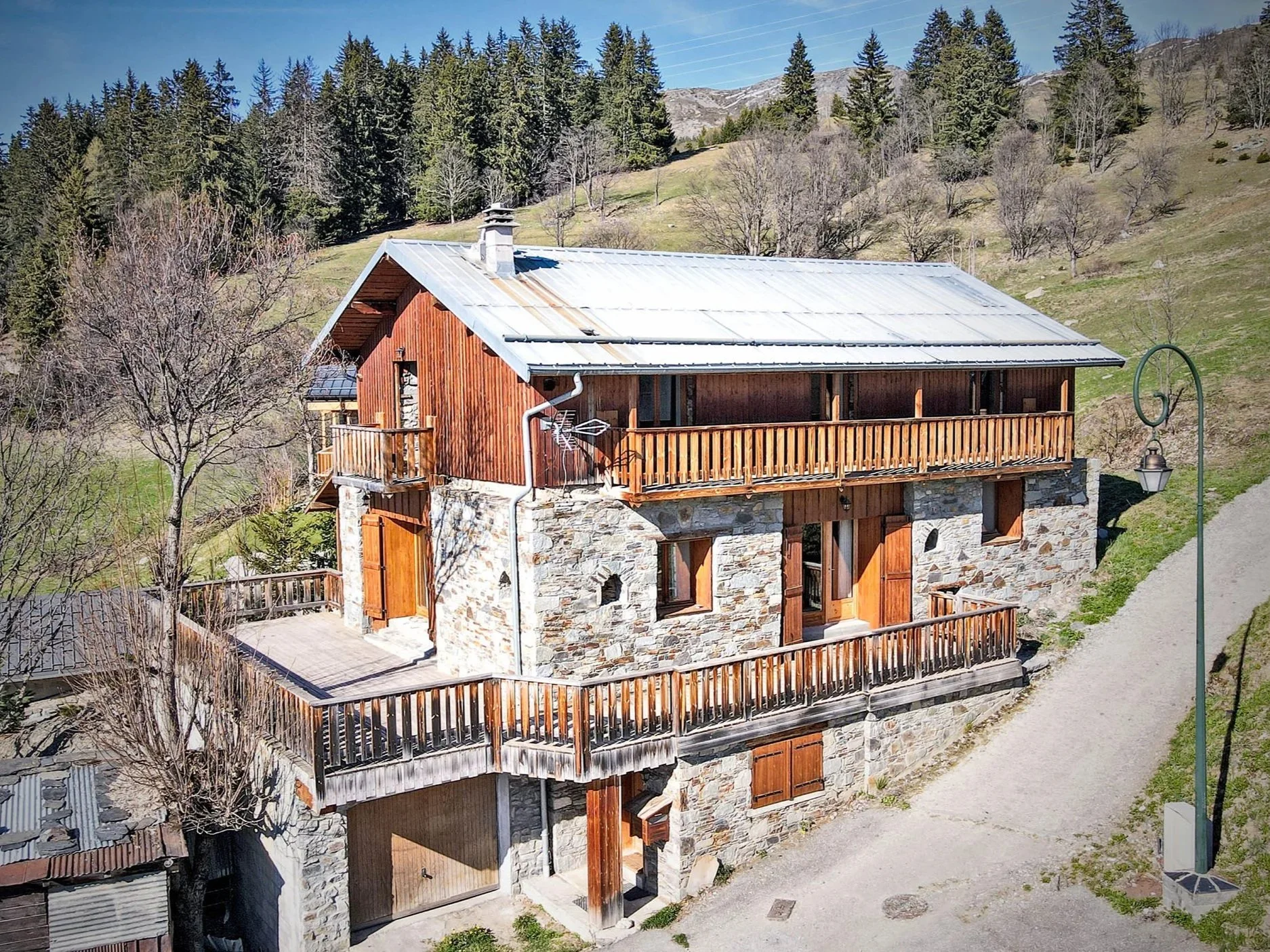 Vue extérieure du chalet de 260 m² à vendre près de Saint-Martin-de-Belleville avec terrasse et environnement montagne