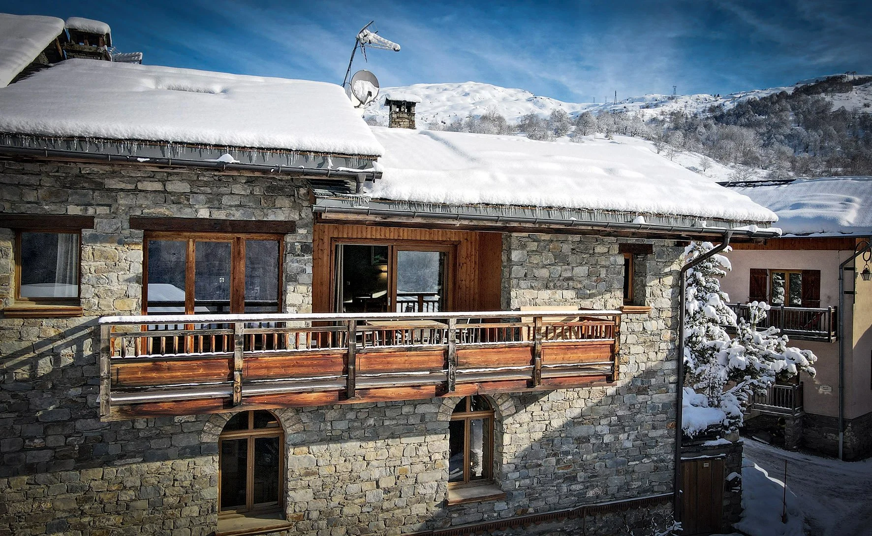 L’agence immobilière HOME SUMMIT vous présente cette maison de village à vendre, idéale pour un projet familial ou un investissement locatif sur les 3 vallées.