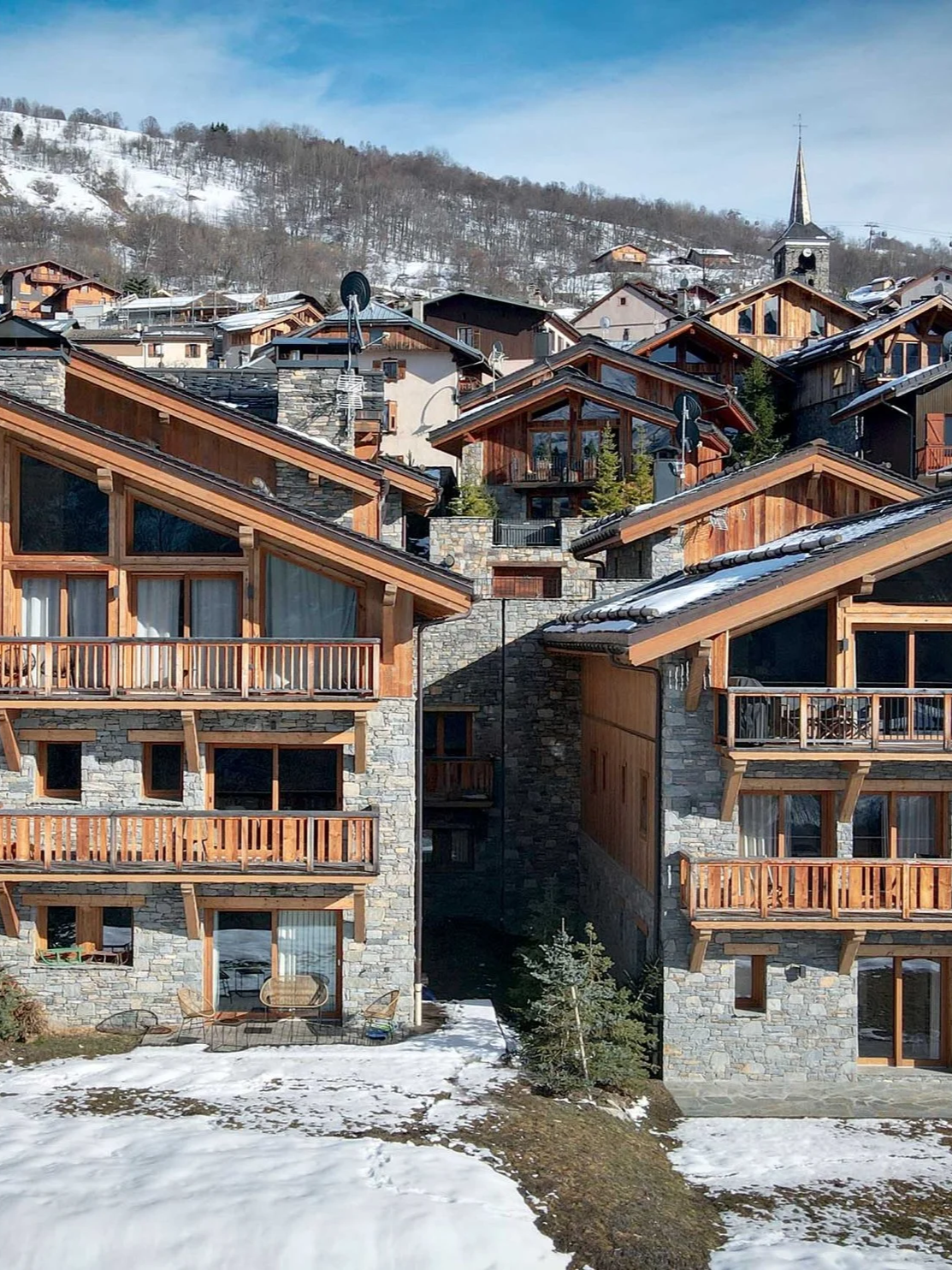 Résidence de montagne en pierre et bois proposée à la vente par HOME SUMMIT, offrant des prestations haut de gamme, des espaces extérieurs privatifs et un cadre privilégié au cœur des Alpes.