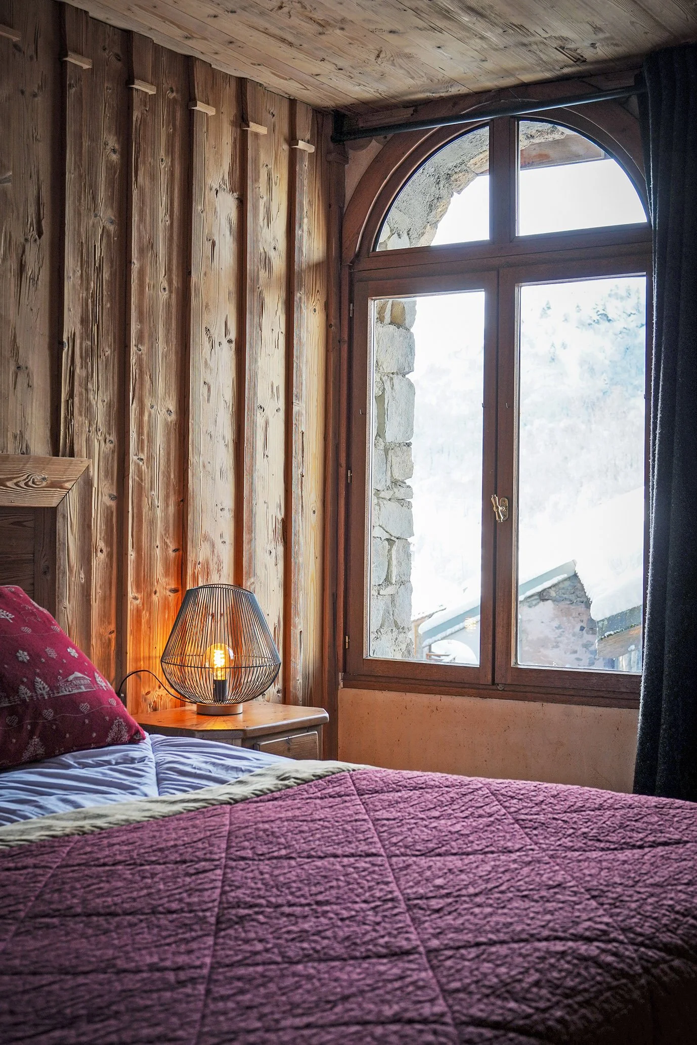 vec ses grandes chambres aux murs en vieux bois et ses fenêtres ouvertes sur les massifs montagneux, ce bien immobilier offre une ambiance cocooning garantie en Savoie.