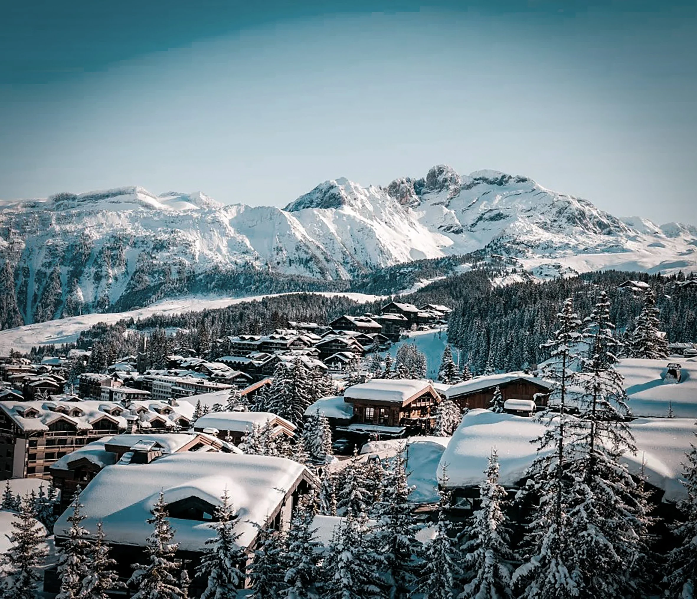Vue panoramique de Courchevel, station de ski prestigieuse des 3 Vallées, avec chalets haut de gamme et immobilier de luxe présenté par HOME SUMMIT.