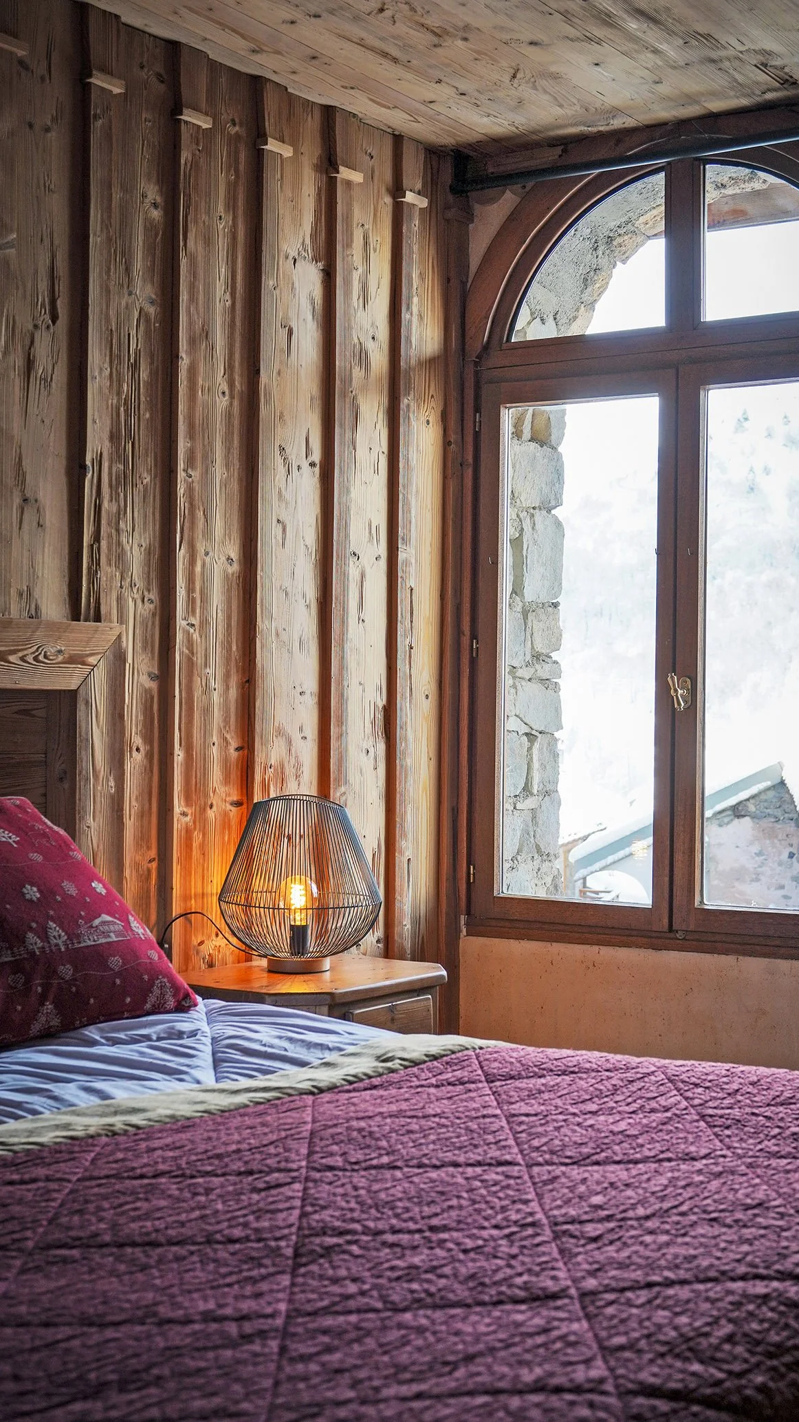 Chambre double d’un chalet à vendre à Saint-Martin-de-Belleville, proposée par HOME SUMMIT, idéale pour une résidence secondaire au cœur des 3 Vallées.