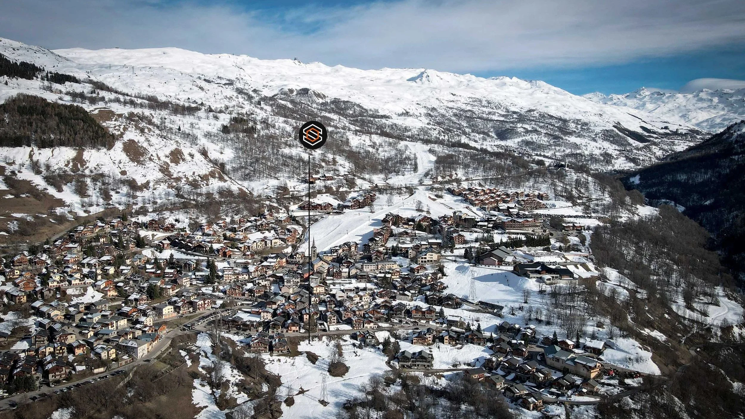 Vue aérienne de Saint-Martin-de-Belleville et de la localisation d’un appartement de 95 m² à vendre dans le village