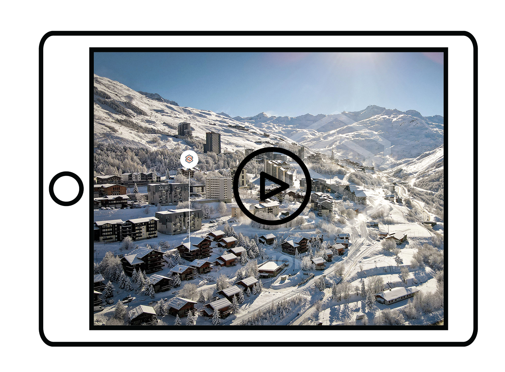 Vue d'une ville enneigée avec bâtiments résidentiels et immeubles, entourée de montagnes couvertes de neige, photographiée depuis un appareil mobile avec bouton de lecture au centre.