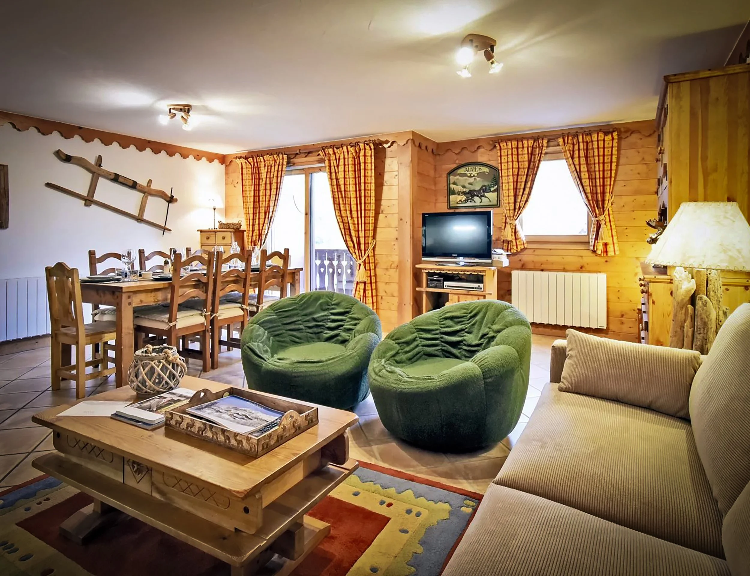 Espace de vie chaleureux mêlant salon, cuisine et séjour dans un duplex à vendre aux Menuires, aux pieds des pistes de ski. Idéal pour investissement immobilier ou projet familial sur la vallée des Belleville.