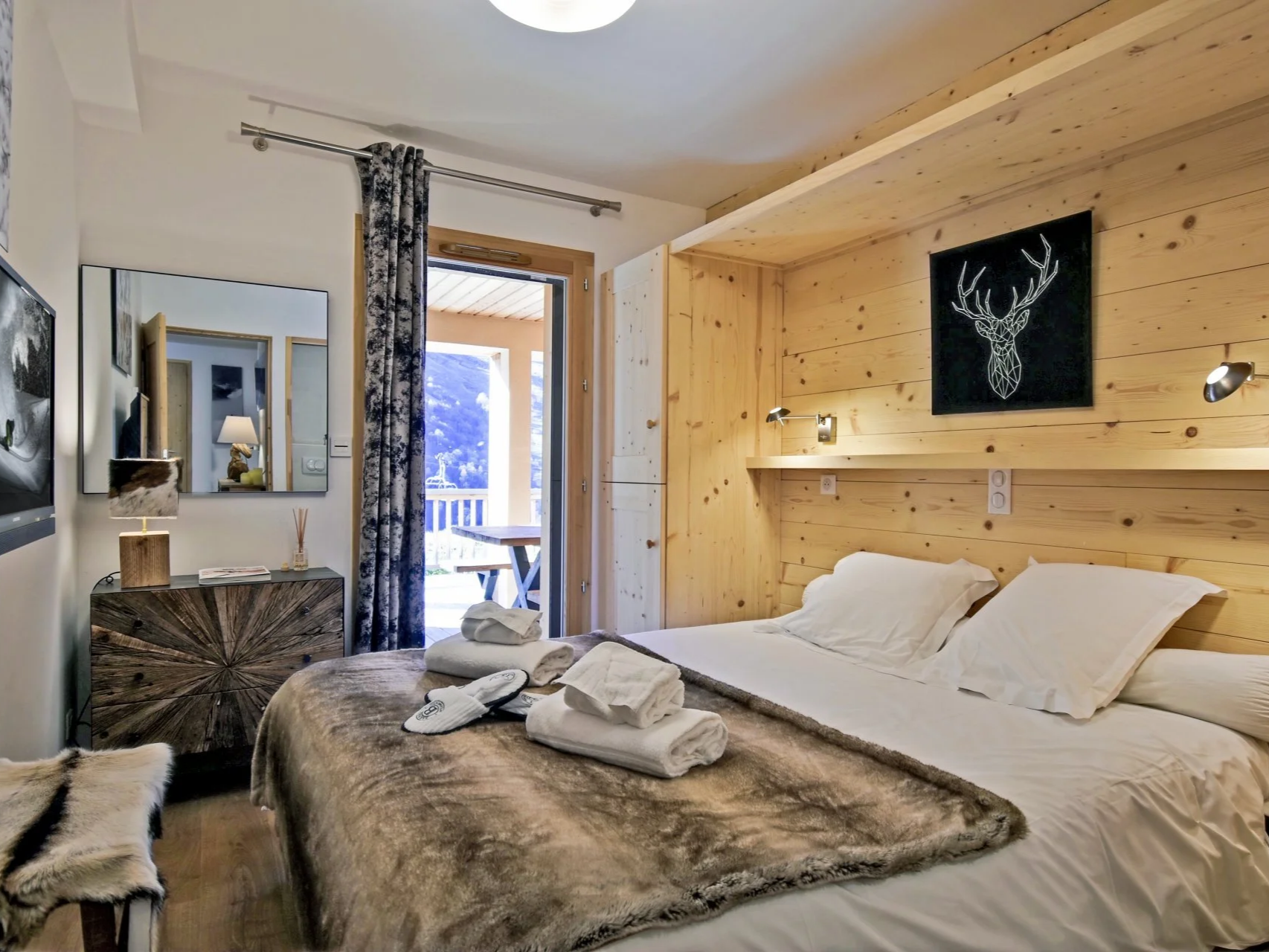 Appartement à vendre en montagne, séjour avec salon et cuisine américaine entièrement équipée, idéal pour investissement locatif saisonnier et gestion optimisée en station de ski, situé dans le domaine des Les 3 Vallées, forte rentabilité en location