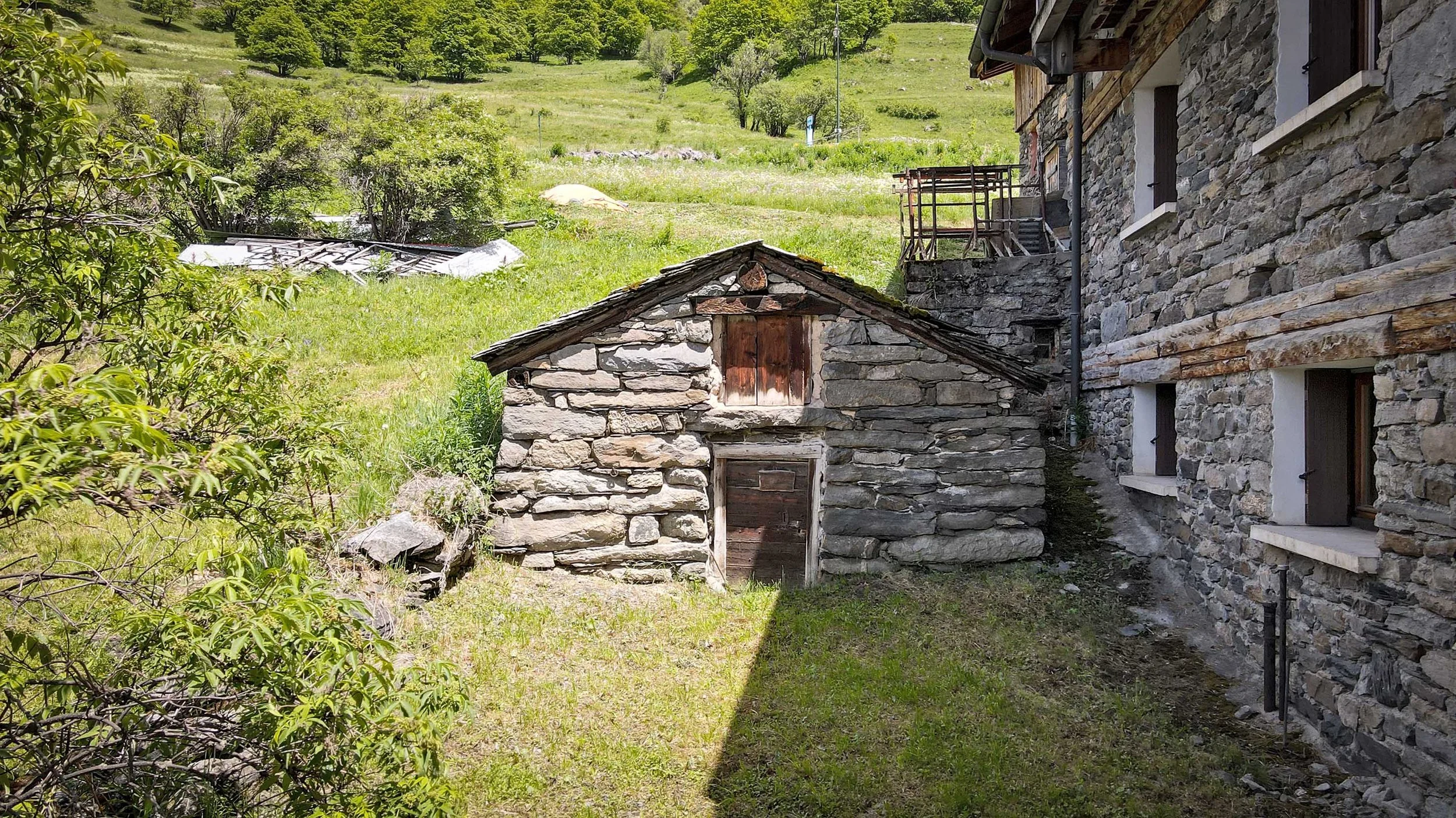 Chalet savoyard proposé à la vente par HOME SUMMIT, à proximité des pistes de ski des Menuires, avec vue dégagée sur les montagnes et environnement privilégié.