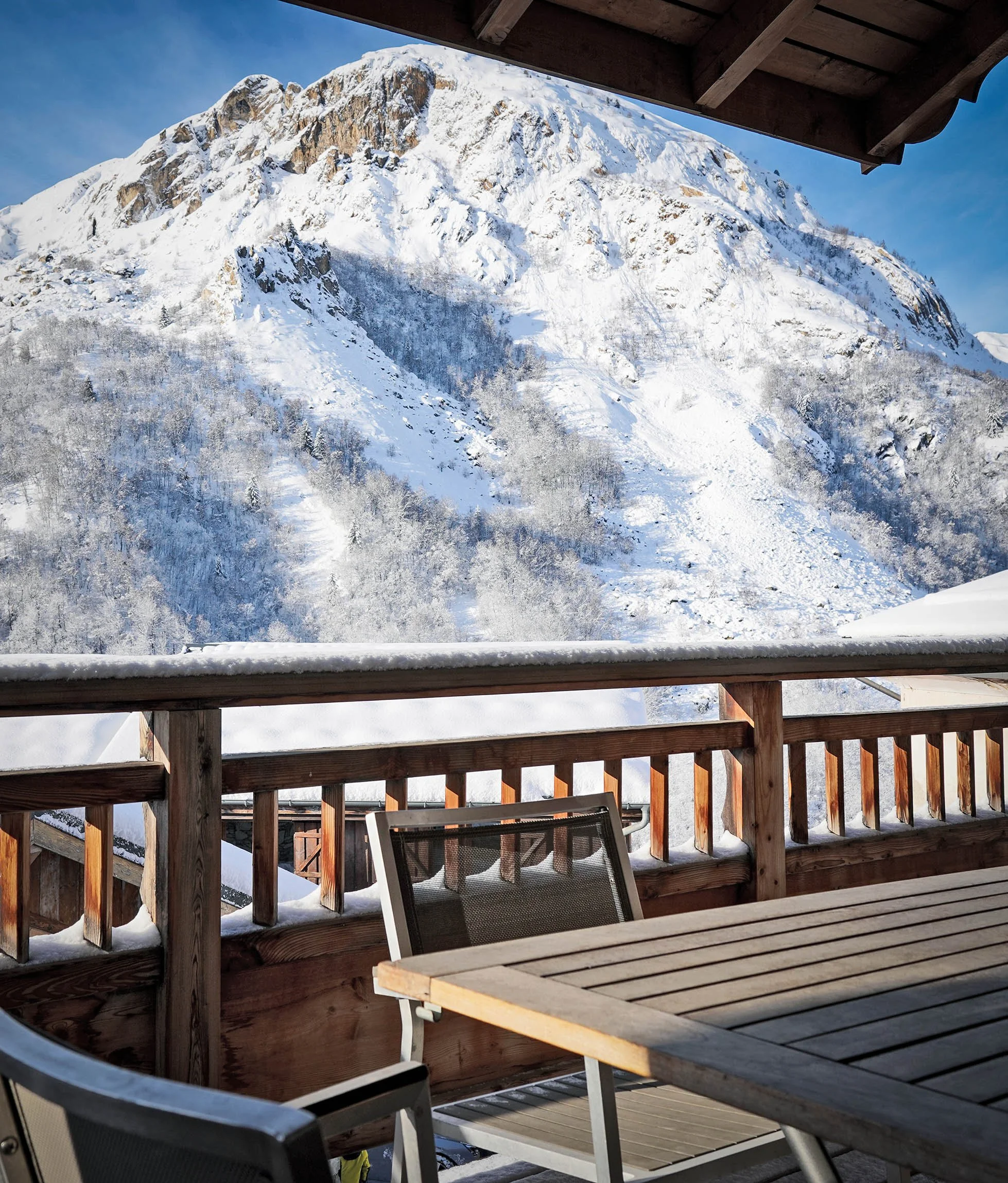 Chalet à vendre entièrement équipé, avec terrasse et vue sur les montagnes et le domaine skiable des Belleville, offrant un potentiel d’accueil confortable au cœur d’un village typique de Savoie.