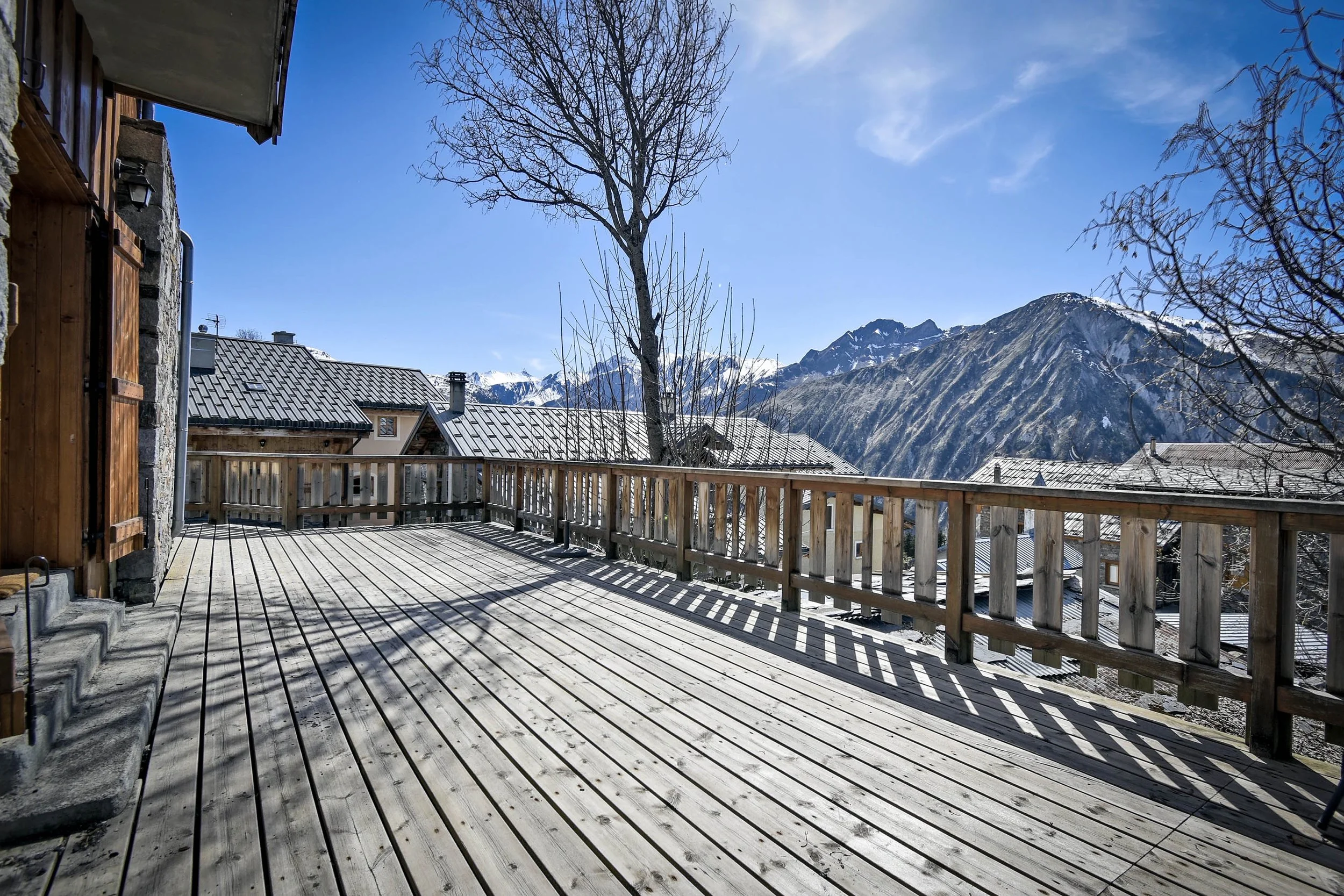 Terrasse avec vue montagne d’un chalet à vendre à Saint-Martin-de-Belleville, transaction immobilière proposée par HOME SUMMIT, agence spécialisée dans l’achat et la vente de chalets.