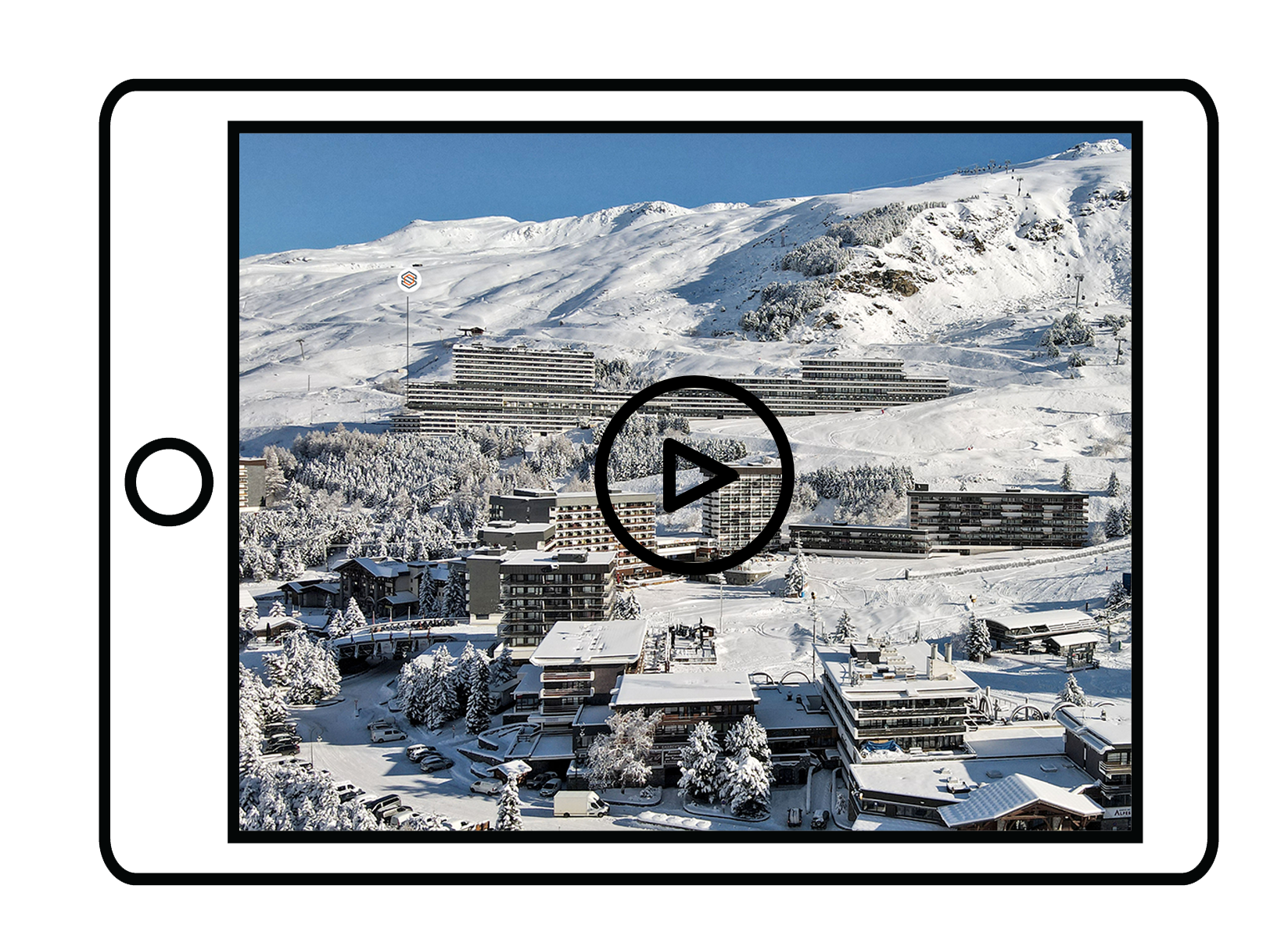 Vue d'une station de ski enneigée avec des bâtiments modernes et des montagnes en arrière-plan, vue à travers un téléphone ou appareil photo.