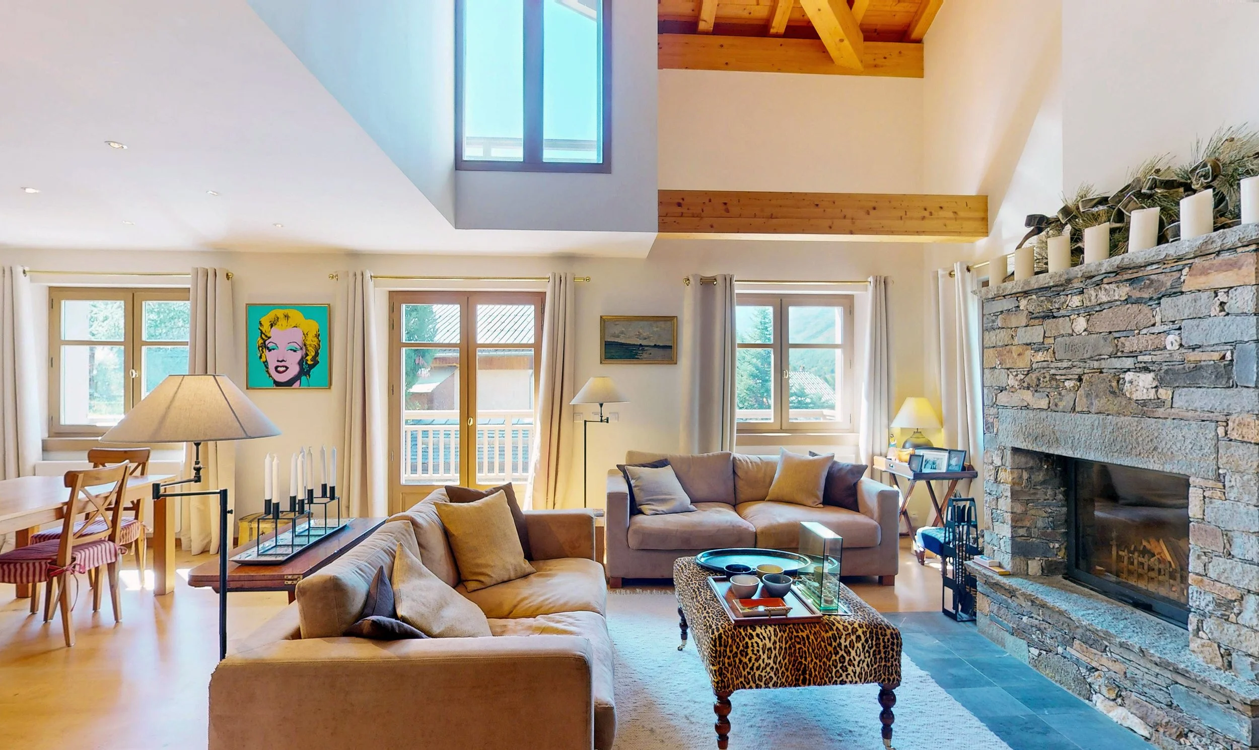 Salon lumineux avec cheminée en pierre d’un chalet à vendre à Saint-Martin-de-Belleville dans les 3 Vallées – HOME SUMMIT immobilier