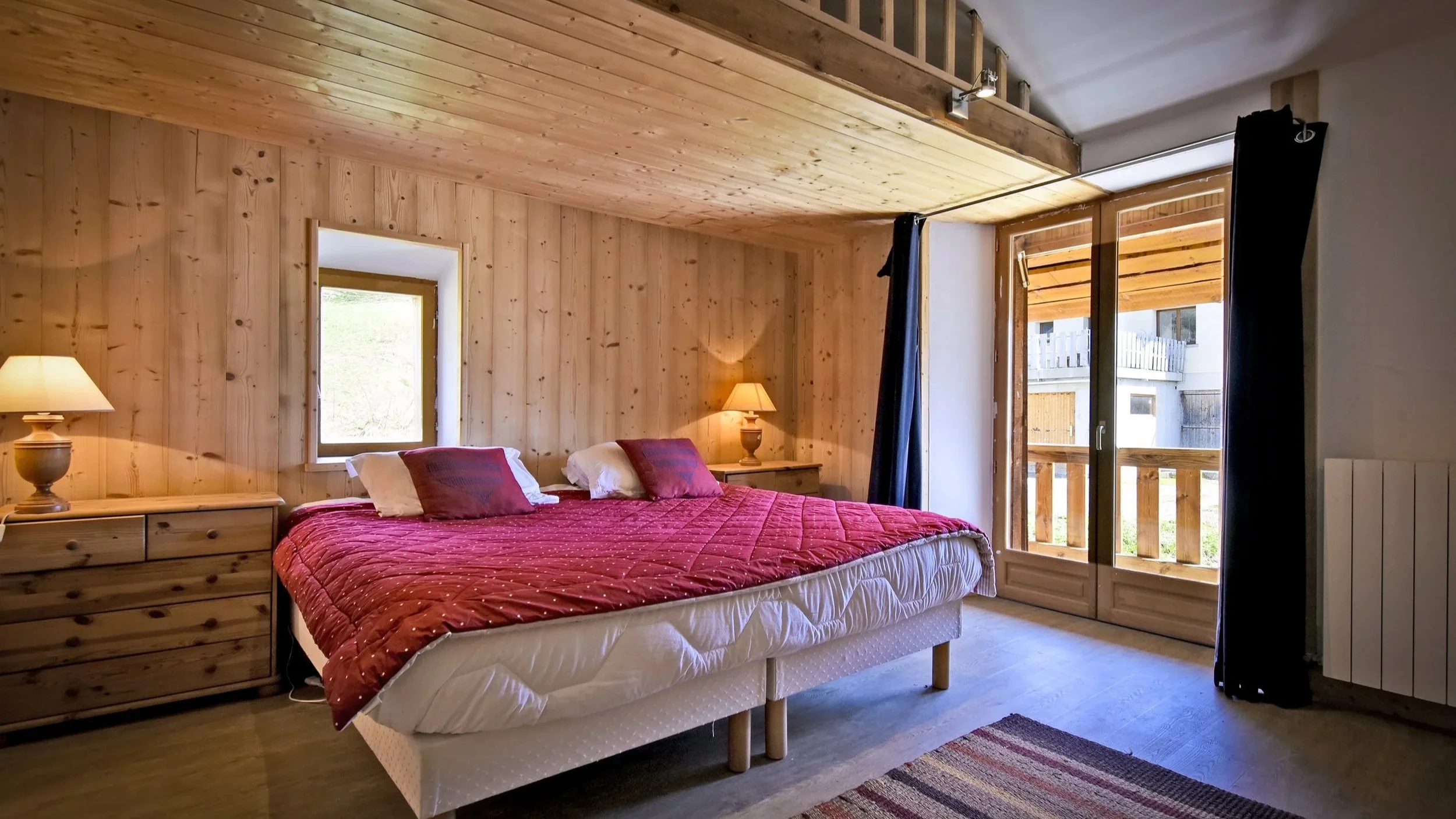 Chambre avec balcon d’un chalet à vendre à Saint-Martin-de-Belleville, bien de montagne proposé par HOME SUMMIT, spécialiste de la transaction et de la vente de chalets dans la vallée des Belleville.