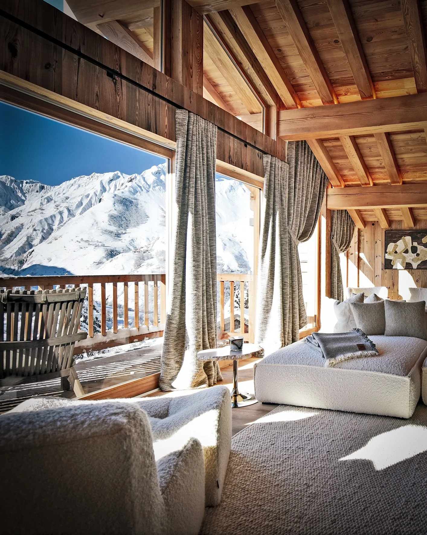 Chalet d’exception proposé à la vente par HOME SUMMIT, avec vaste séjour cathédrale, baies vitrées panoramiques et vue imprenable sur les sommets alpins.
