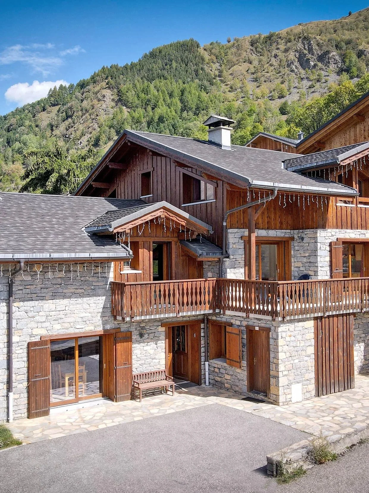 Deux chalets mitoyens en pierre et bois à vendre près de Saint-Martin-de-Belleville dans la Vallée des Belleville
