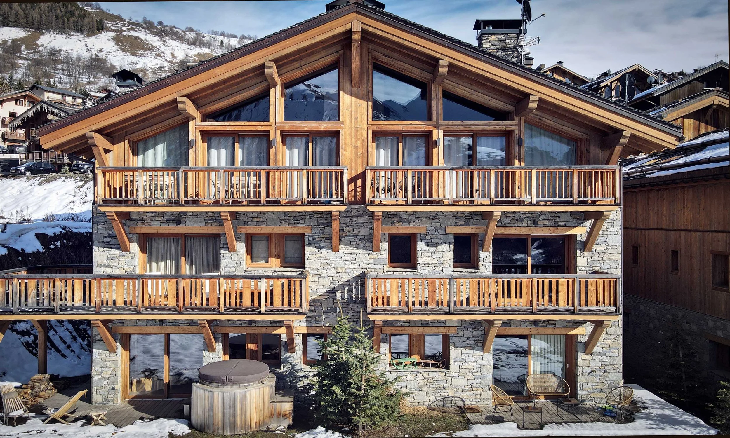 Appartement de type T4 au 1er étage, comprenant 3 chambres et un salon-séjour lumineux avec vue dégagée sur les montagnes de la vallée des Belleville. Pour plus d’informations, contactez l’agence immobilière HOME SUMMIT.