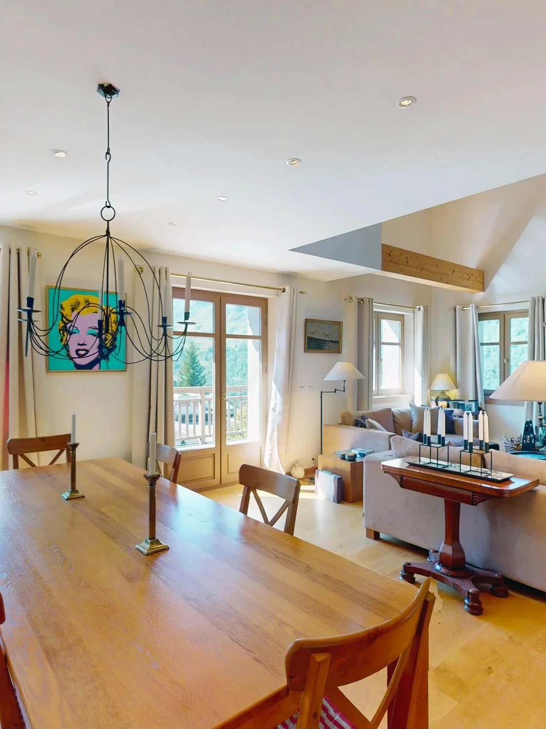 Grande pièce de vie lumineuse avec salle à manger et cheminée en pierre dans un chalet de standing à vendre à Saint-Martin-de-Belleville – HOME SUMMIT immobilier 3 Vallées