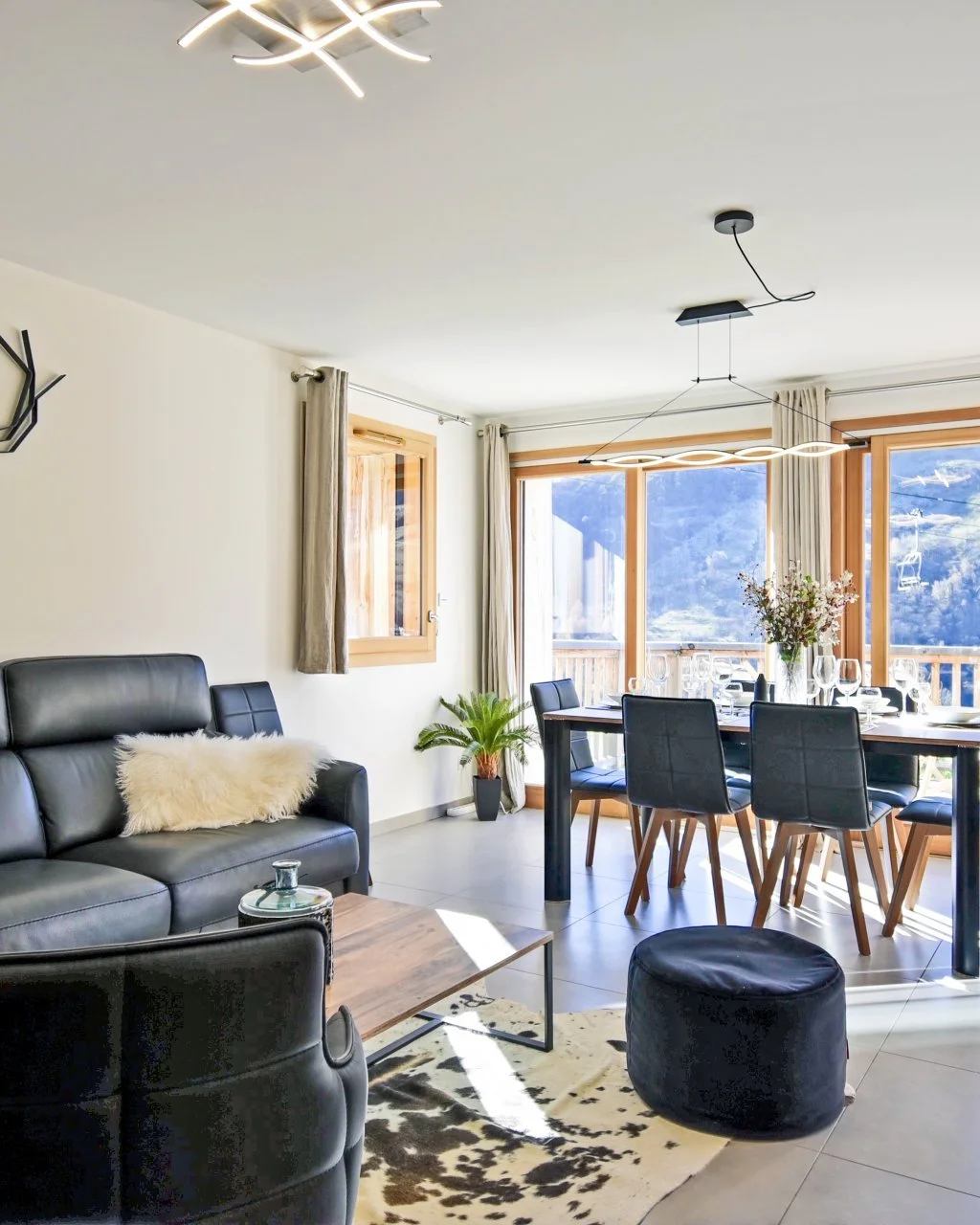 Appartement à vendre, avec séjour, salon et cuisine américaine entièrement équipée, idéal pour la gestion locative saisonnière en montagne, situé au cœur du domaine skiable des Les 3 Vallées, opportunité d’investissement en station..