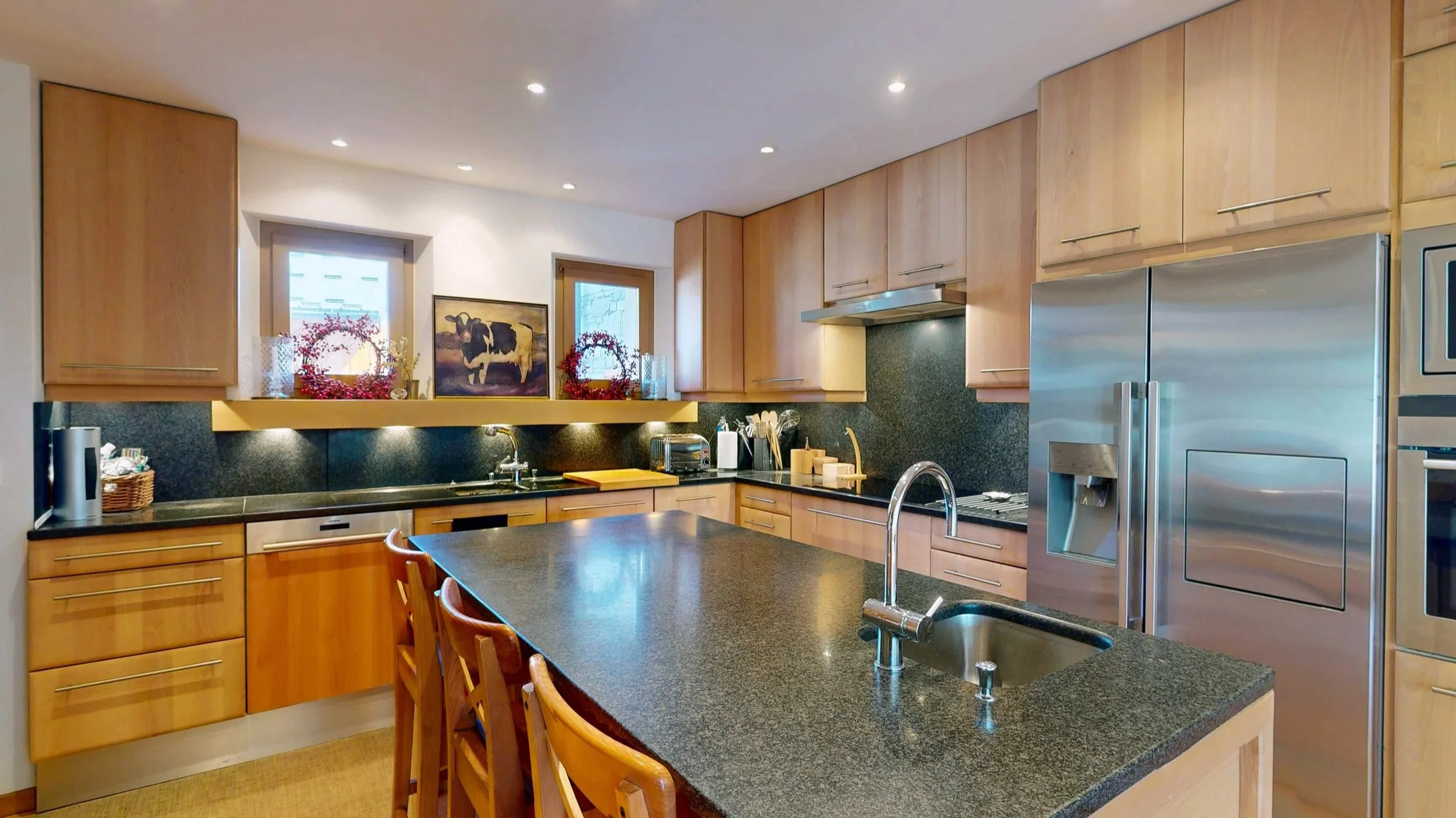 Cuisine équipée avec îlot central d’un chalet haut de gamme à vendre à Saint-Martin-de-Belleville dans les 3 Vallées – HOME SUMMIT immobilier