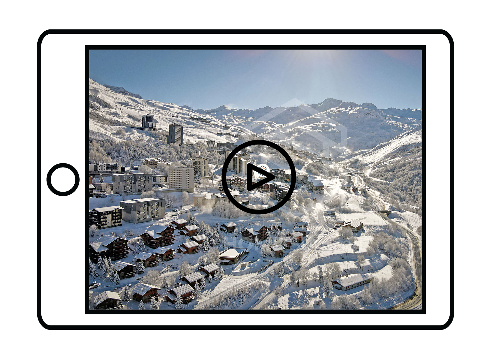 Capture d'écran d'une vidéo montrant une scène enneigée avec des maisons, des immeubles, des montagnes et un ciel ensoleillé.