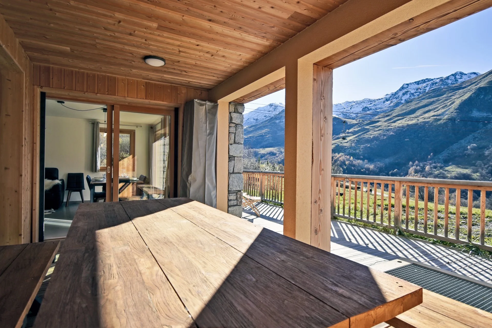 Terrasse avec préau offrant un espace extérieur agréable pour cet appartement à vendre aux Menuires, avec un accompagnement assuré par HOME DATA et l’agence HOME SUMMIT.