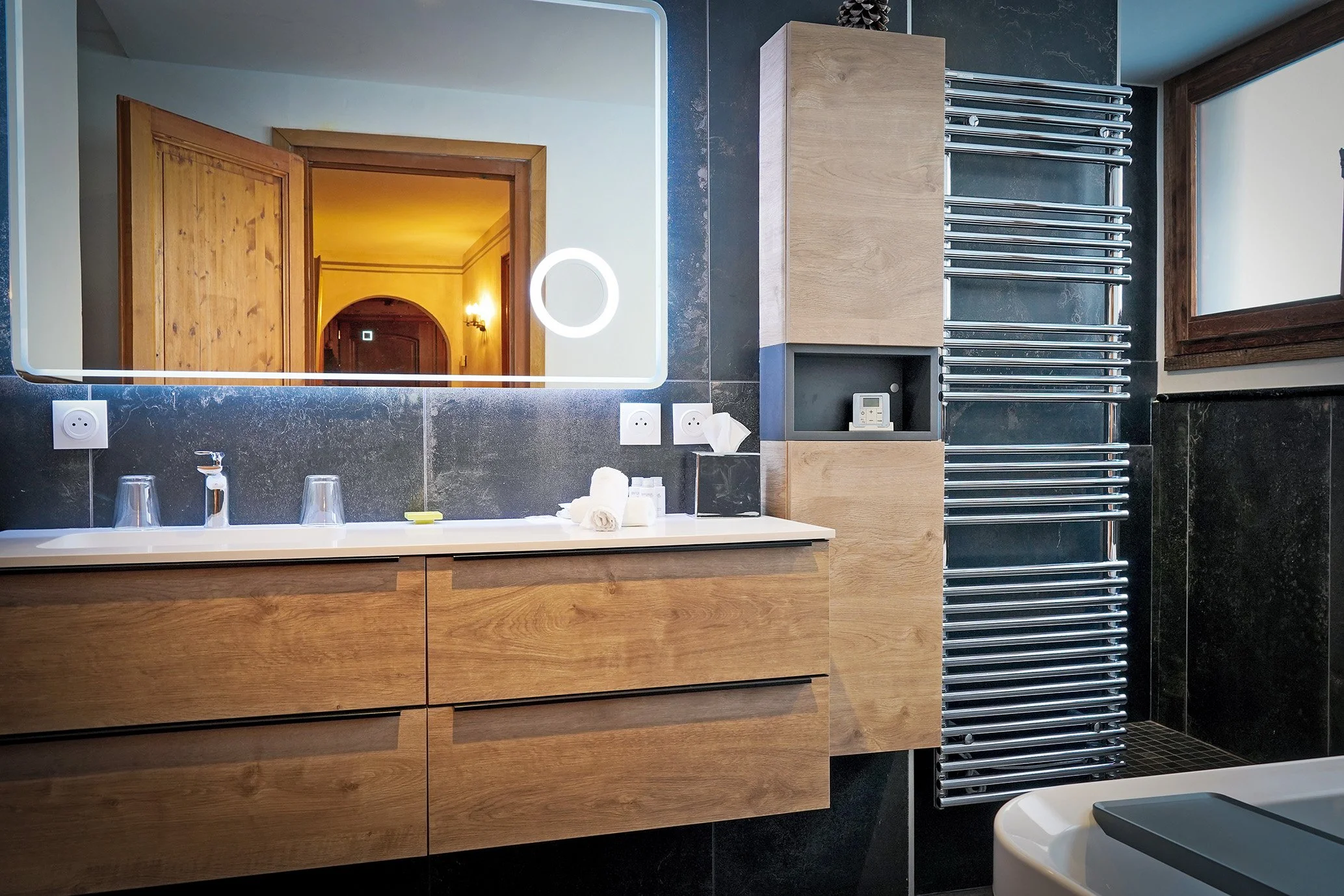 Cette maison à vendre au cœur du village de Saint-Marcel bénéficie également de la proximité du restaurant La Bouitte, géré par la famille Meilleur.