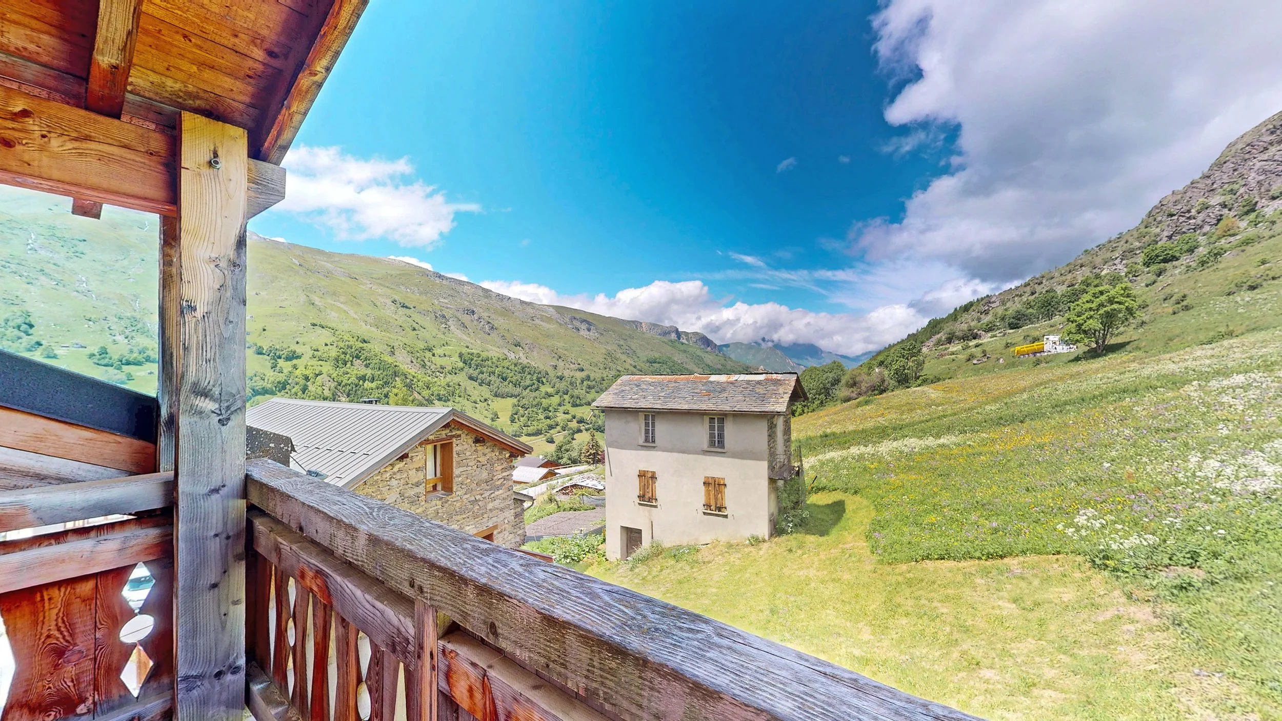 Vue depuis le balcon d’un chalet proposé à la vente par HOME SUMMIT, au cœur d’un village de montagne recherché et proche des grands espaces alpins.