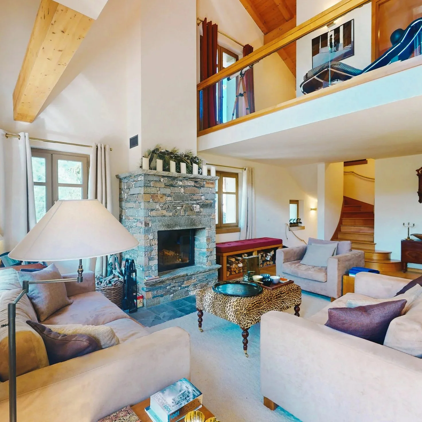 Grande pièce de vie avec cheminée en pierre et mezzanine dans un chalet à vendre à Saint-Martin-de-Belleville – HOME SUMMIT immobilier 3 Vallées