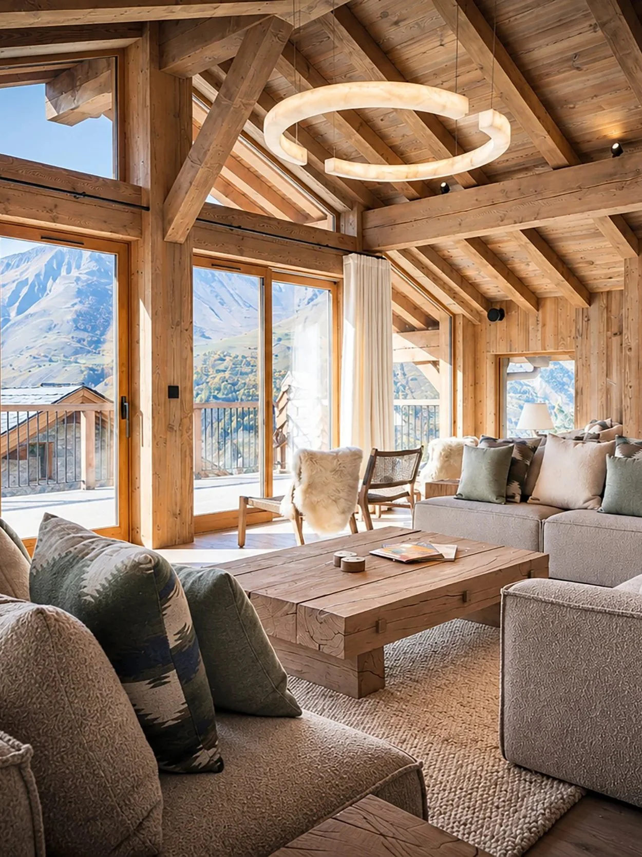 Séjour lumineux avec grandes baies vitrées dans un chalet de prestige de 320 m² à vendre à Saint-Martin-de-Belleville – HOME SUMMIT