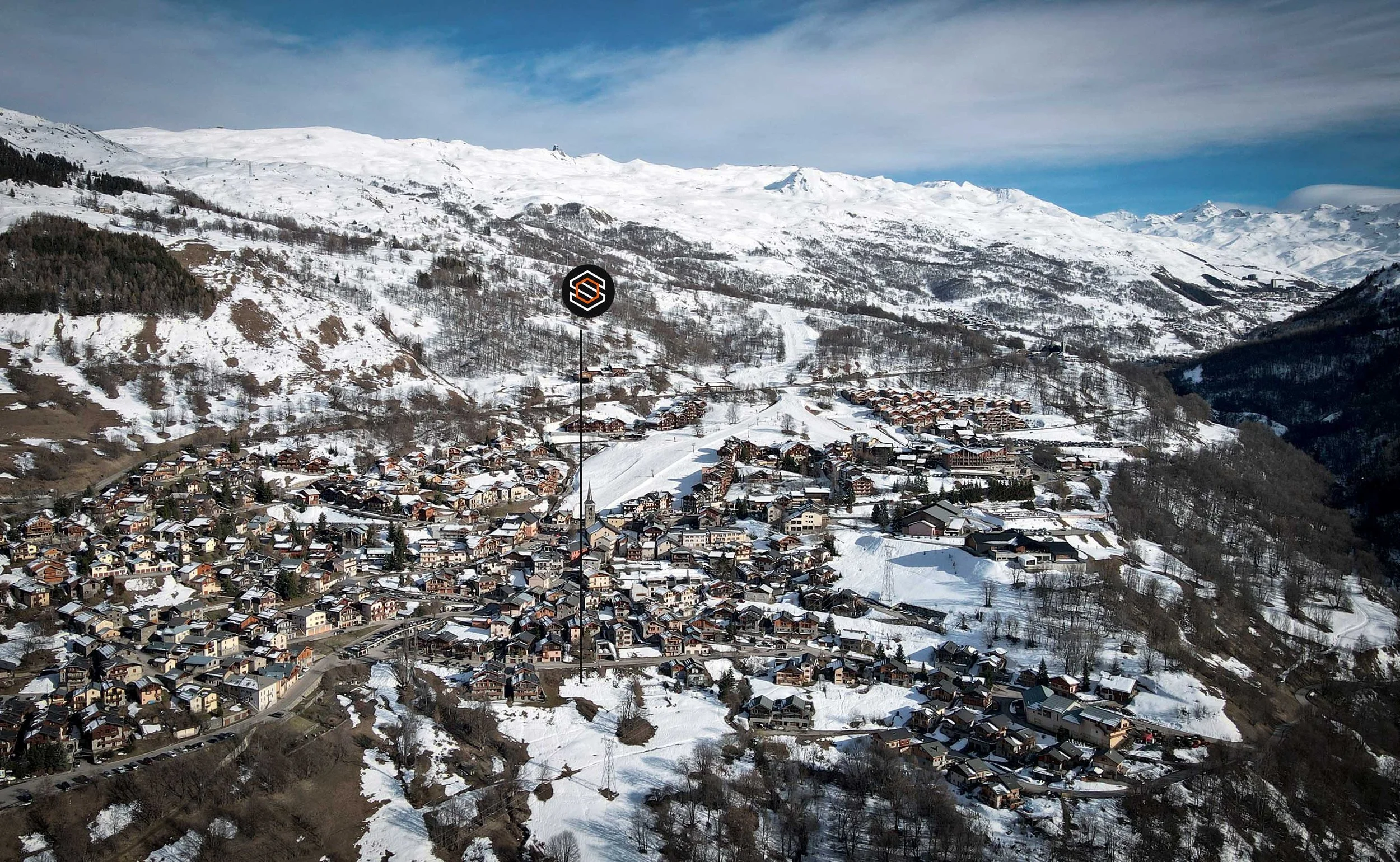 Vue aérienne localisant la résidence et les appartements à vendre à Saint-Martin-de-Belleville par HOME SUMMIT, au cœur du domaine skiable des 3 Vallées et à proximité immédiate des remontées mécaniques.
