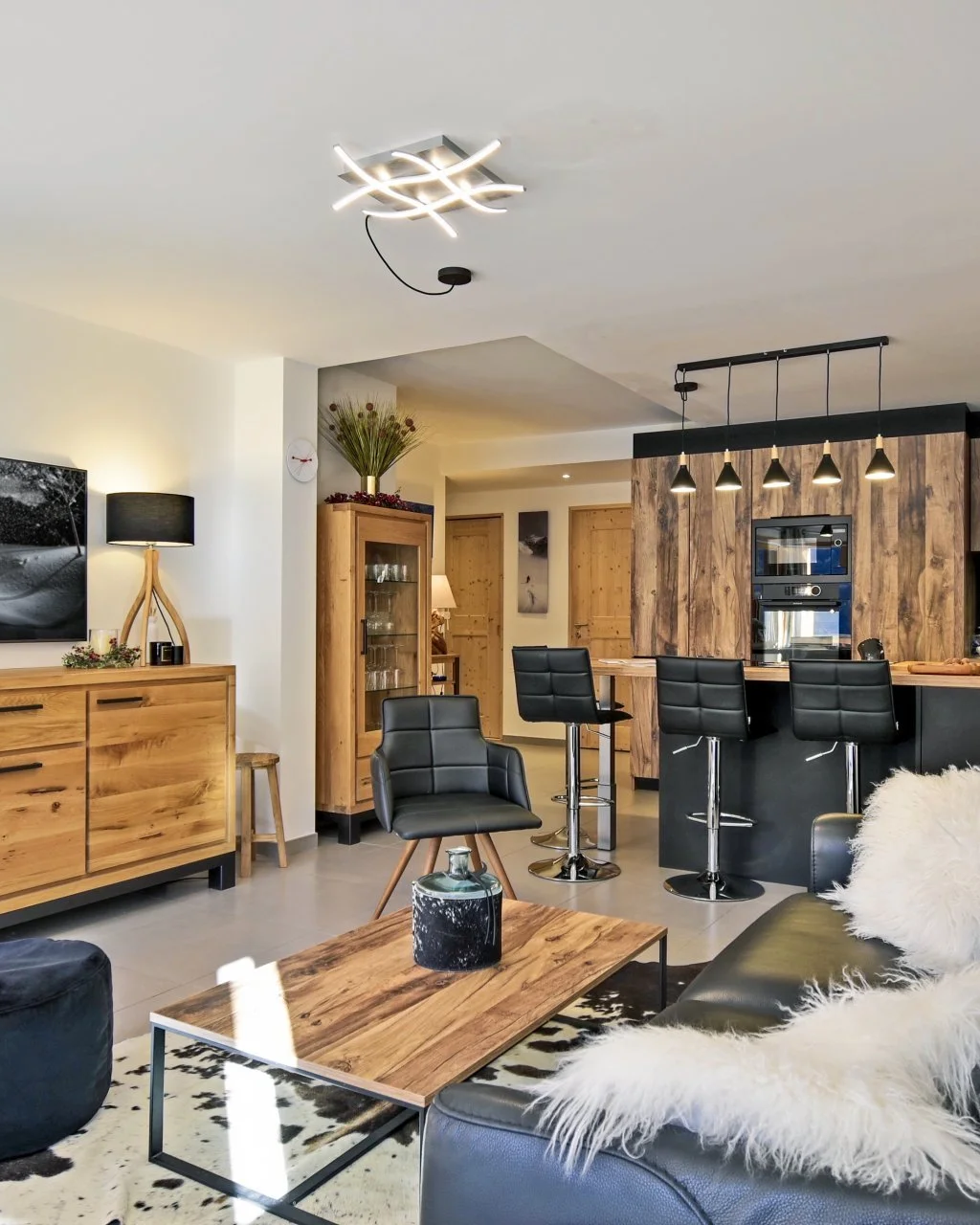 Appartement à vendre aux Les Menuires, avec départ et retour ski aux pieds, proposé par HOME SUMMIT, emplacement idéal en station, investissement immobilier de montagne.