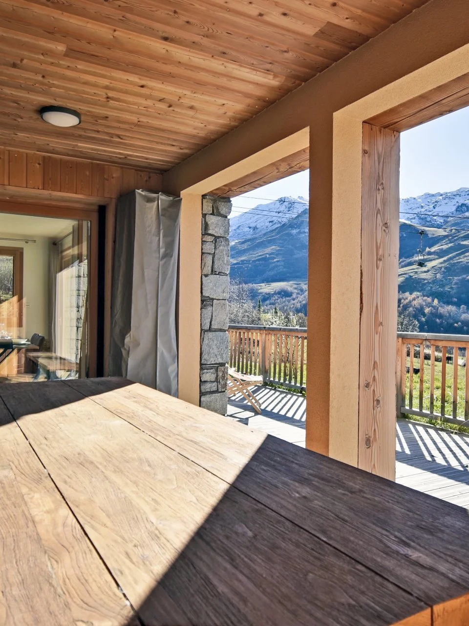 Appartement à vendre aux  Menuires, situé au pied des pistes, avec terrasse et vue dégagée sur les montagnes environnantes, proposé par HOME SUMMIT, idéal résidence secondaire ou investissement en montagne.