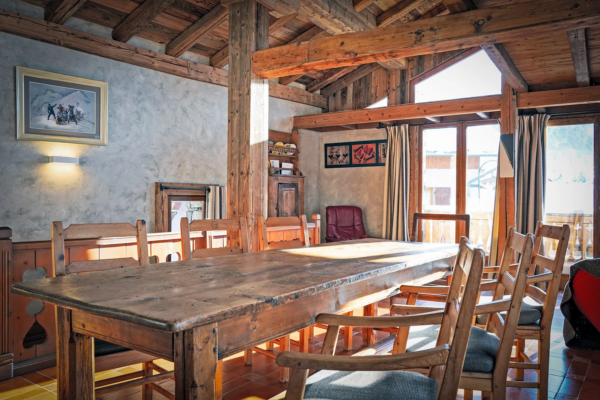 HOME SUMMIT, agence immobilière indépendante à Saint-Martin-de-Belleville, vous présente à la vente cette maison en pierre traditionnelle avec une pièce à vivre entièrement ouverte offrant des vues dégagées sur les montagnes environnantes.