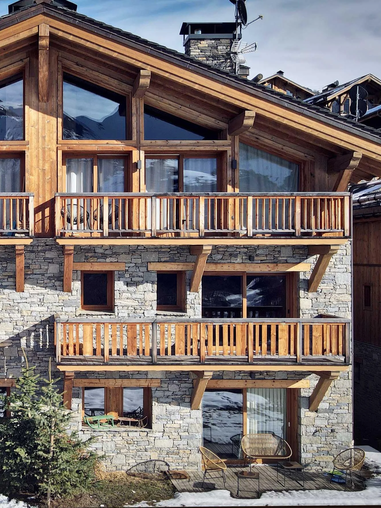 Résidence de prestige proposée à la vente par HOME SUMMIT, alliant charme savoyard, prestations haut de gamme et cadre exceptionnel au pied des montagnes.