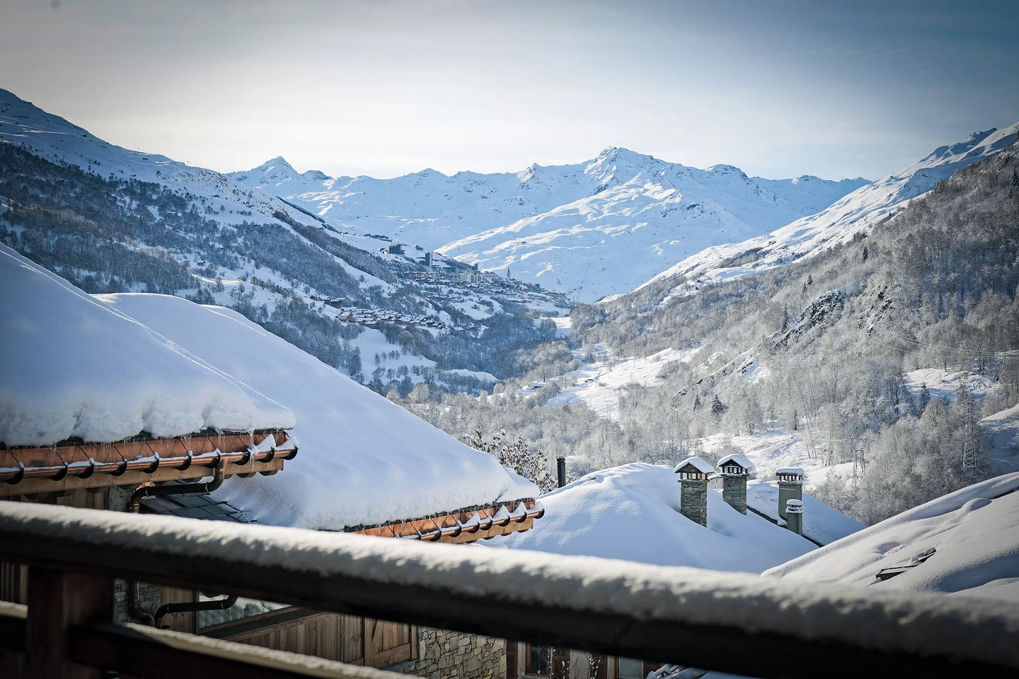 Avec une vue dégagée sur la vallée des Belleville jusqu’au sommet de la Cime Caron, cette maison de village à vendre proposée par HOME SUMMIT constitue un pied-à-terre idéal en montagne.