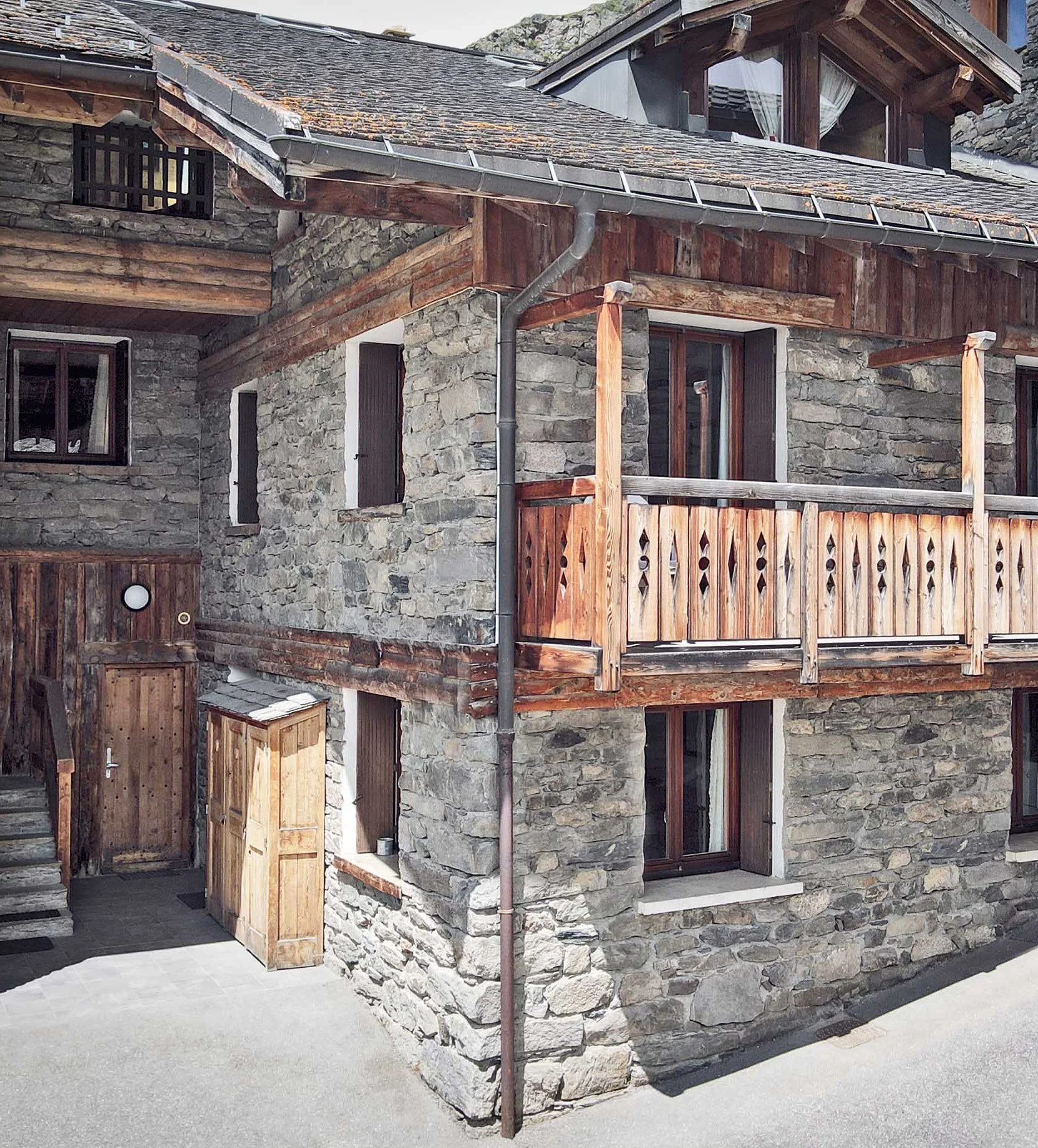 Maison de village en pierre et bois proposée à la vente par HOME SUMMIT, alliant authenticité savoyarde, charme alpin et emplacement recherché.