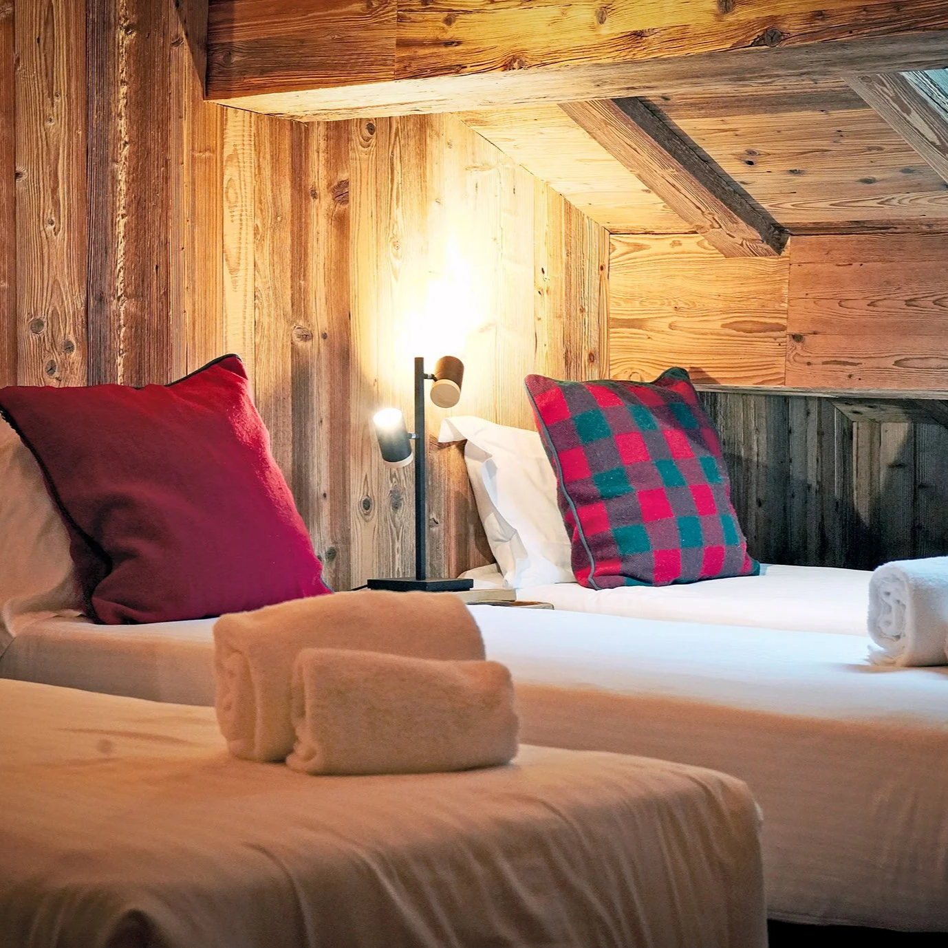 Espace nuit cosy au charme alpin, aménagé sous les combles d’un chalet traditionnel à Saint-Martin-de-Belleville. Un bien d’exception commercialisé par HOME SUMMIT au sein du domaine des 3 Vallées.