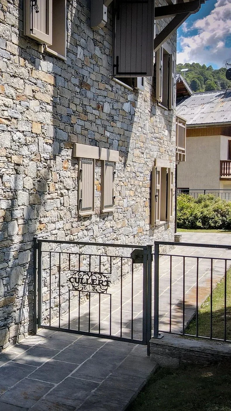 Entrée d’un chalet traditionnel en pierre à vendre à Saint-Martin-de-Belleville, architecture savoyarde au cœur des 3 Vallées – HOME SUMMIT immobilier