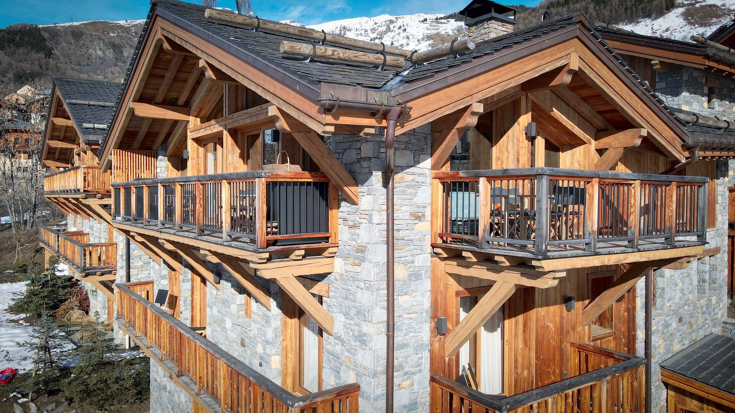 Vue d’un appartement en duplex, exemple pour ce projet immobilier haut de gamme de résidences à vendre à Saint-Martin-de-Belleville, avec accompagnement supervisé par l’agence immobilière indépendante HOME SUMMIT.