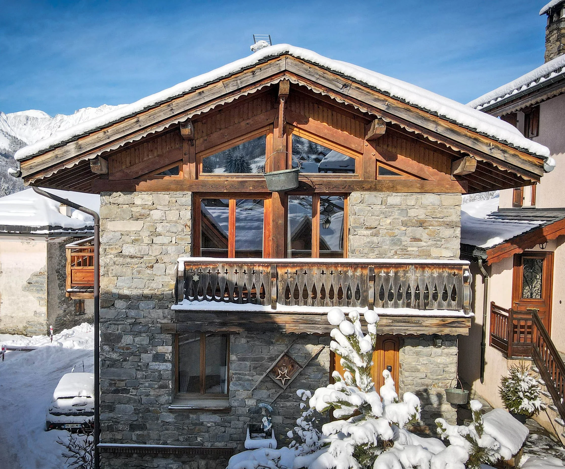 Maison en pierre à vendre près de Saint-Martin-de-Belleville, au cœur des Les Trois Vallées, avec capacité d’accueil pour 12 personnes. Un investissement immobilier de qualité en Savoie proposé par HOME SUMMIT.